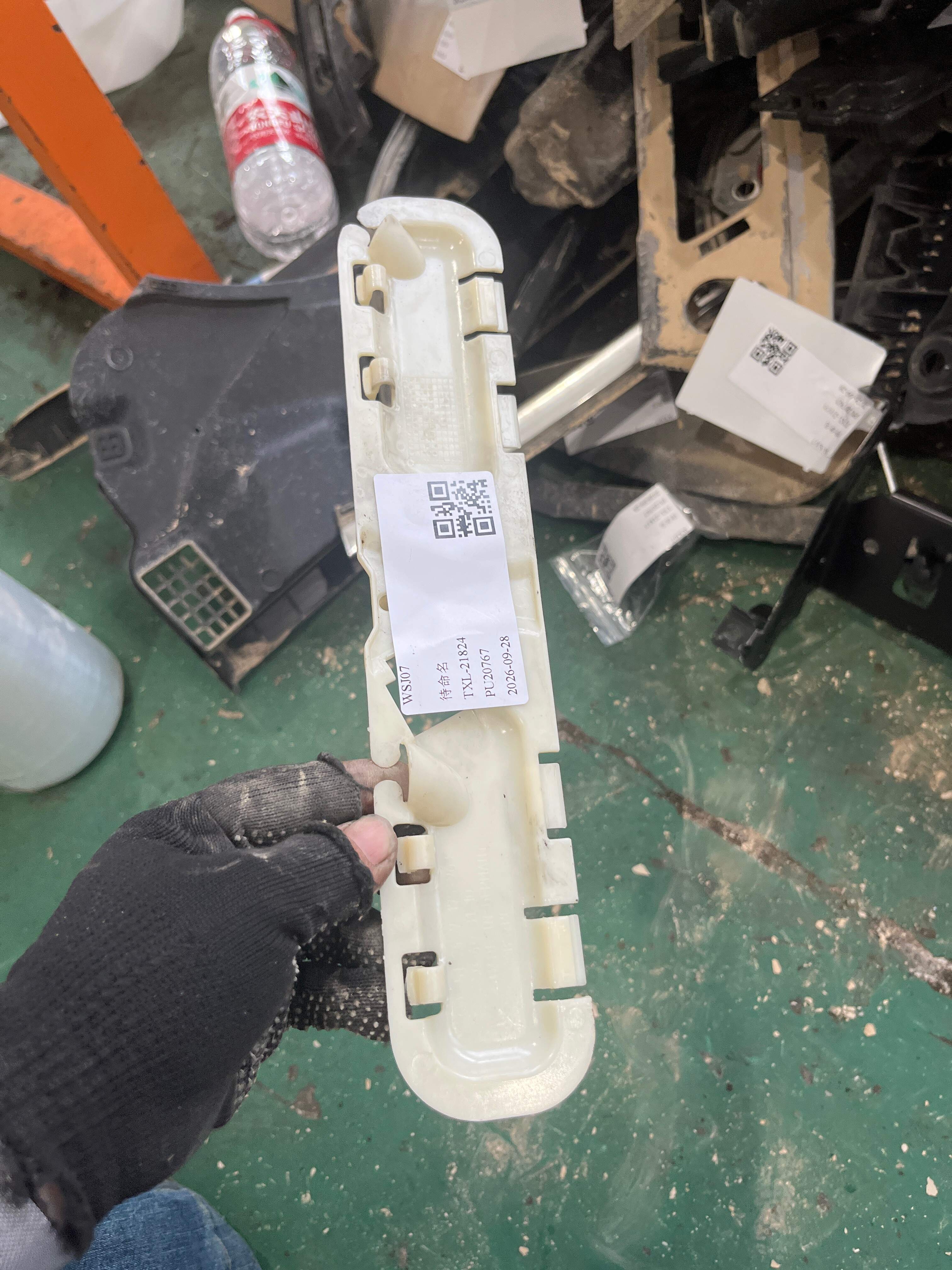 51247175963 行李箱盖拉线盖板