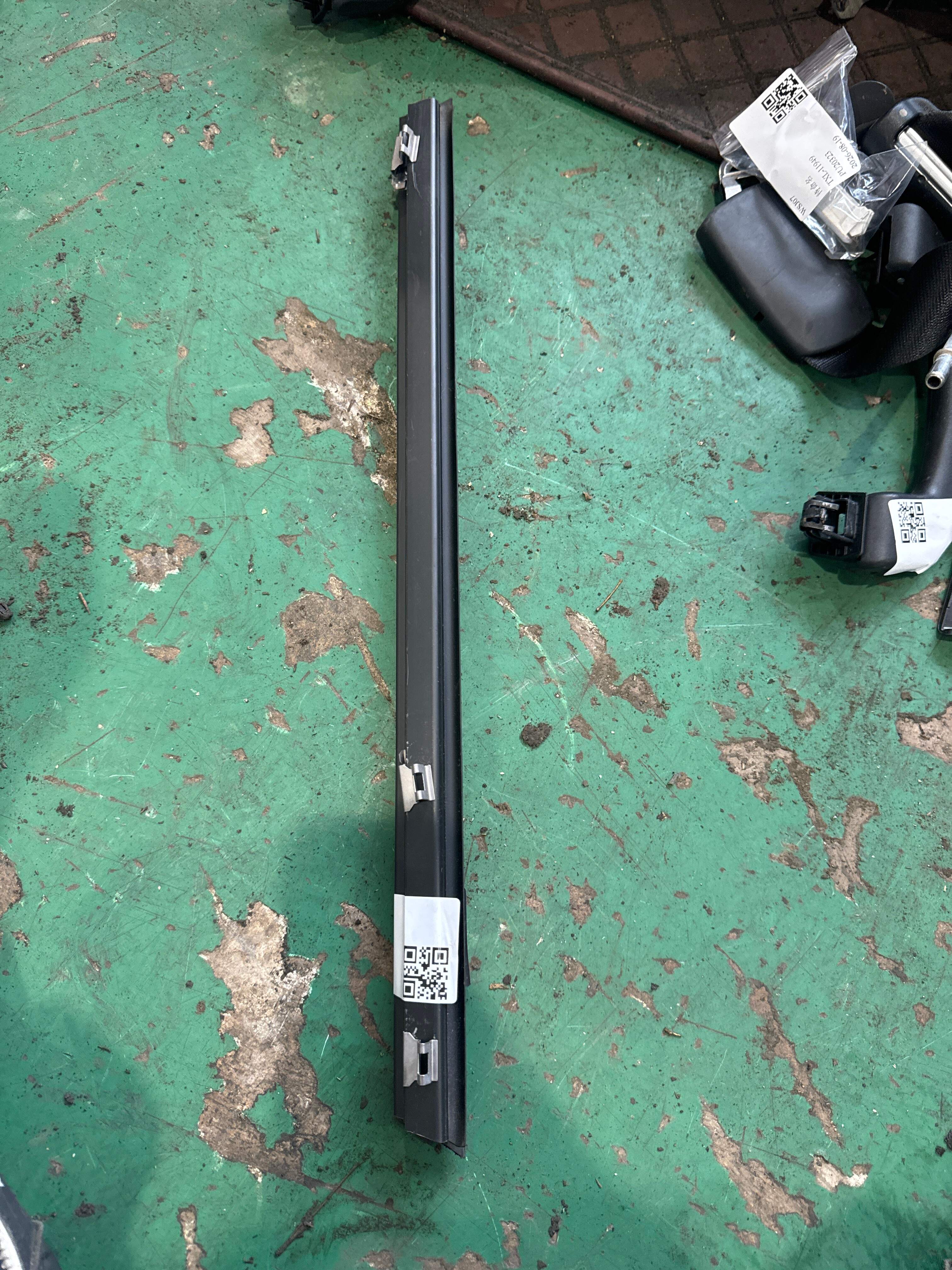 51357420847 Rear Door Window Molding (Left Inner)