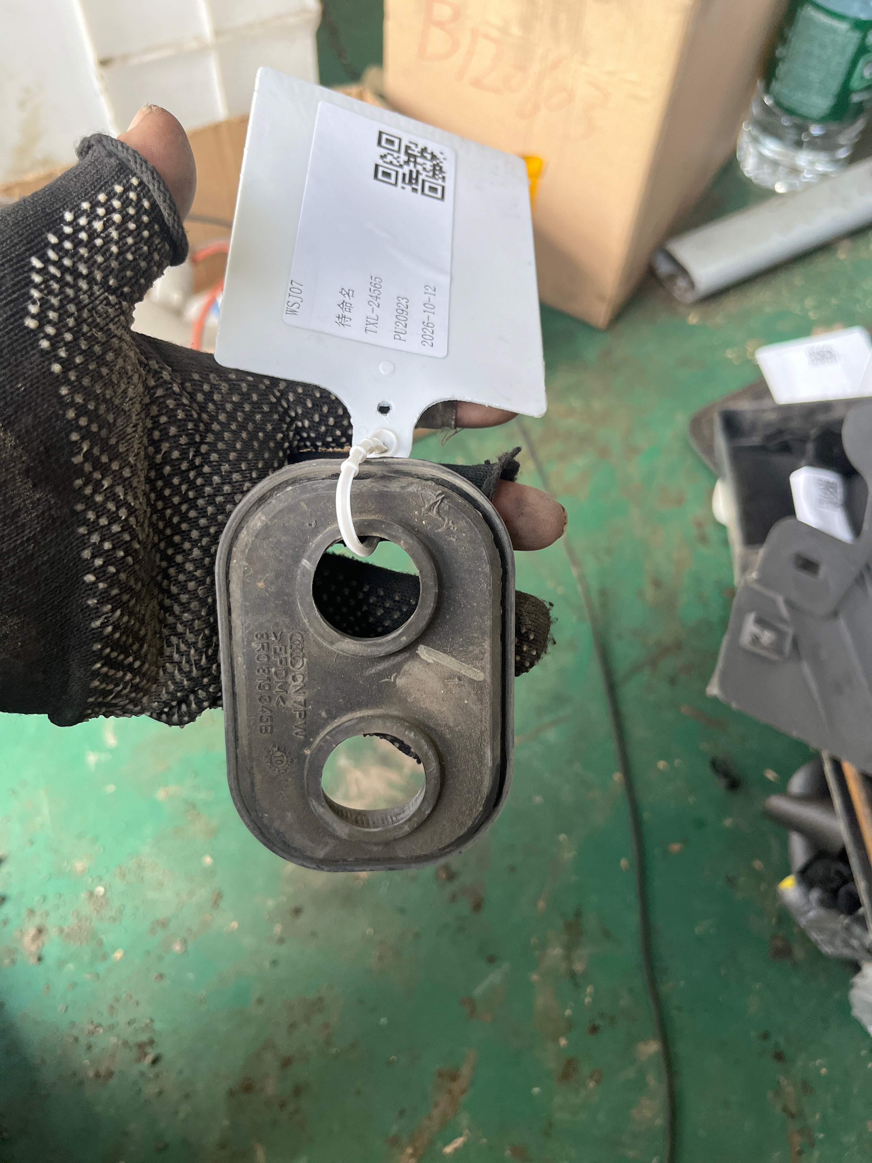 8R0819345B 双套管