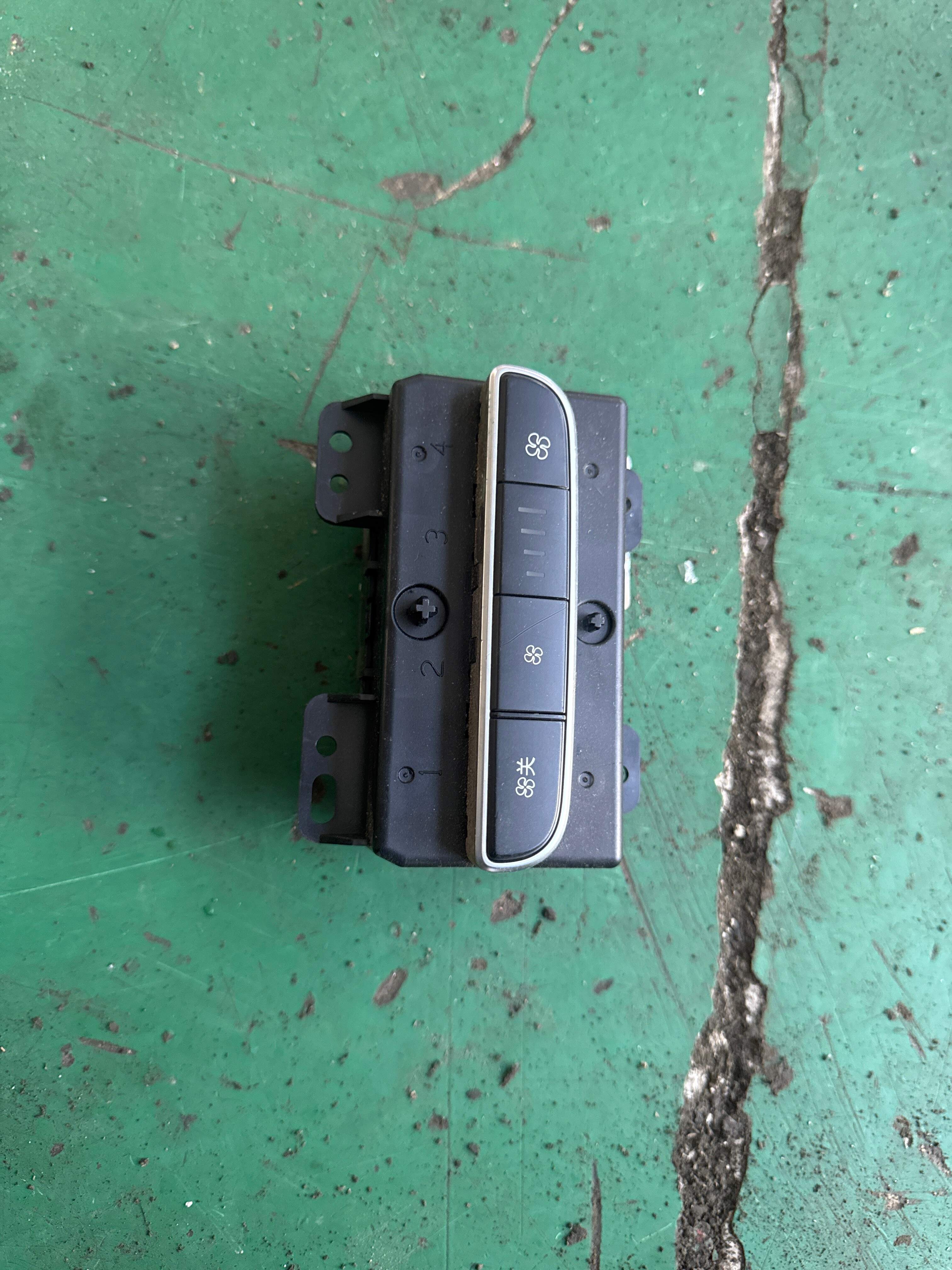 MEF8114860 Rear Automatic A/C Panel Assembly