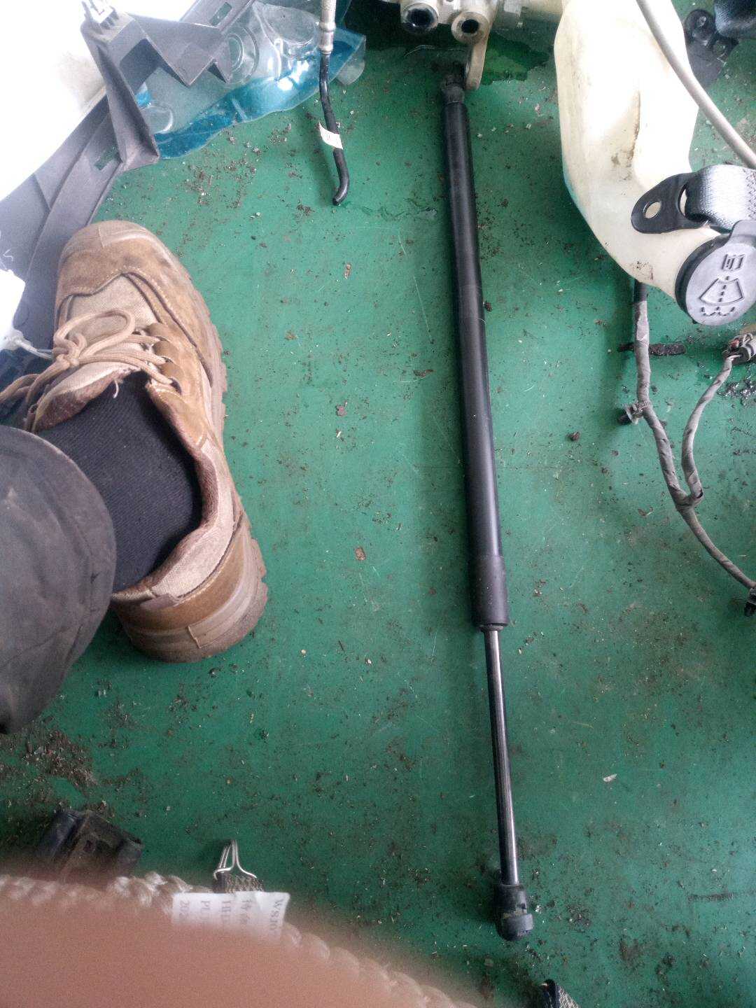 85628574 尾盖撑杆(左)