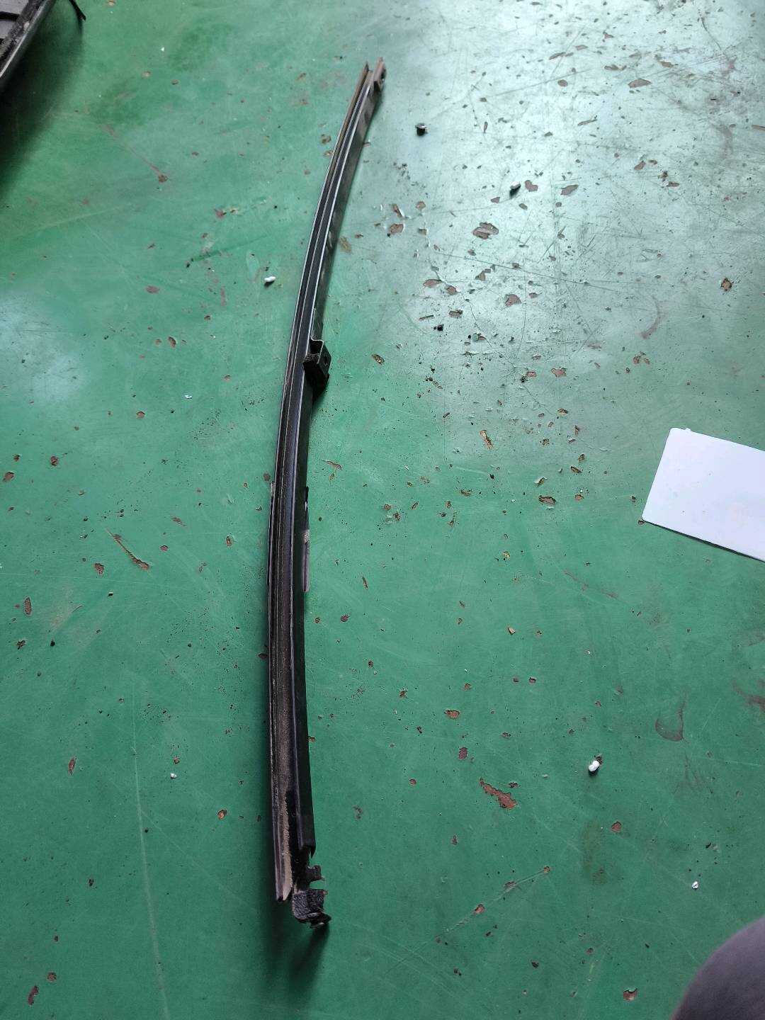 KR11736A0B 后门玻璃导轨(左)