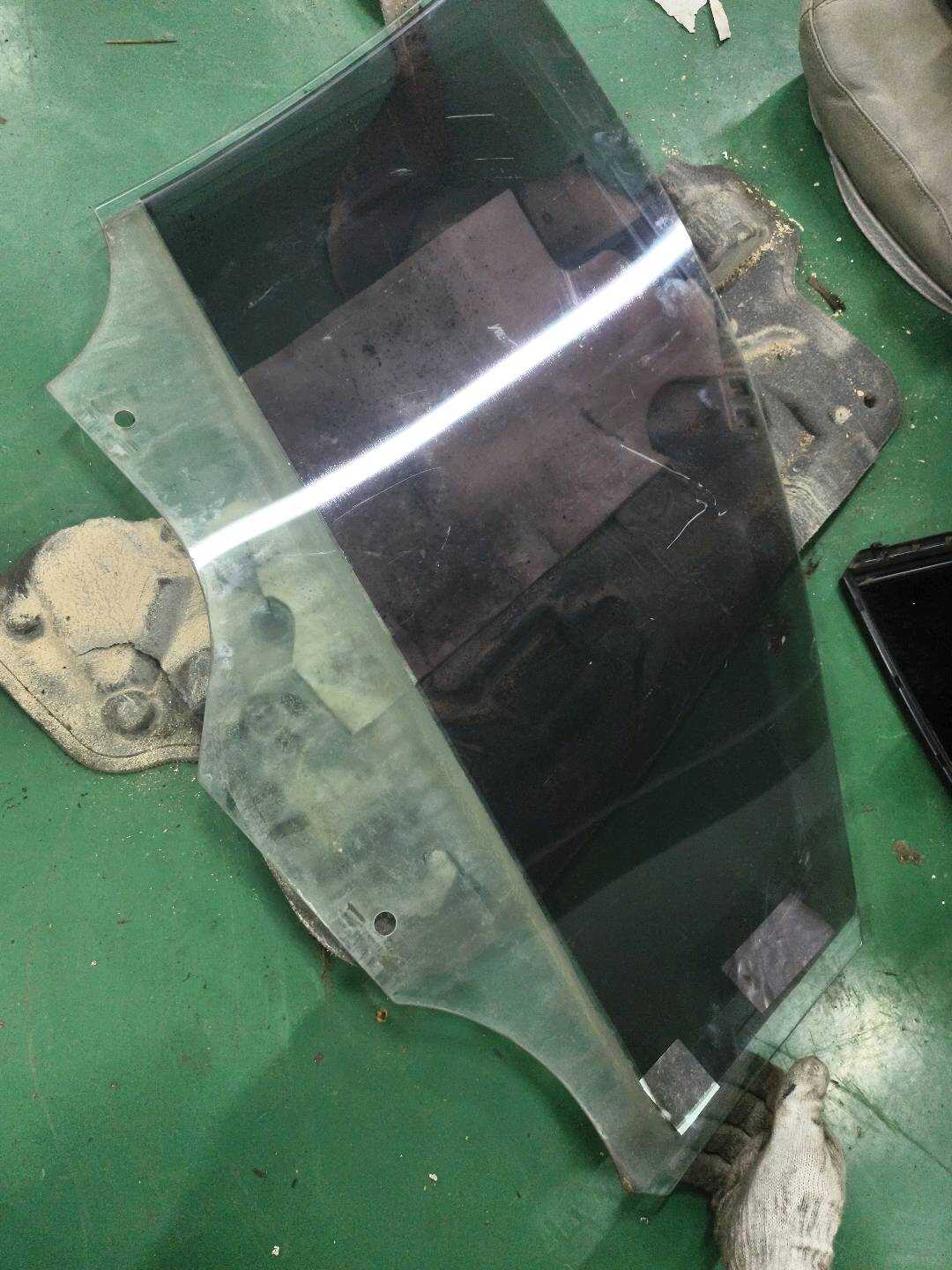 YL00353180 Front Door Glass, Left