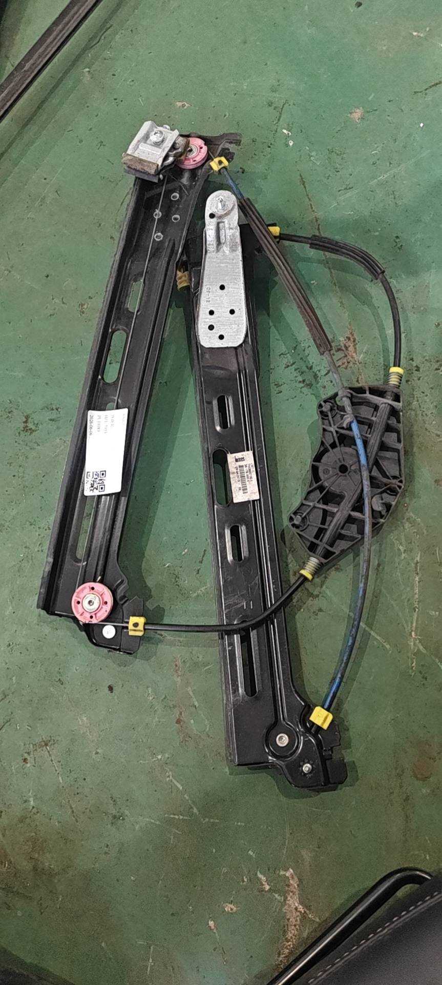 7N0843700F 后门玻璃升降支架(右)