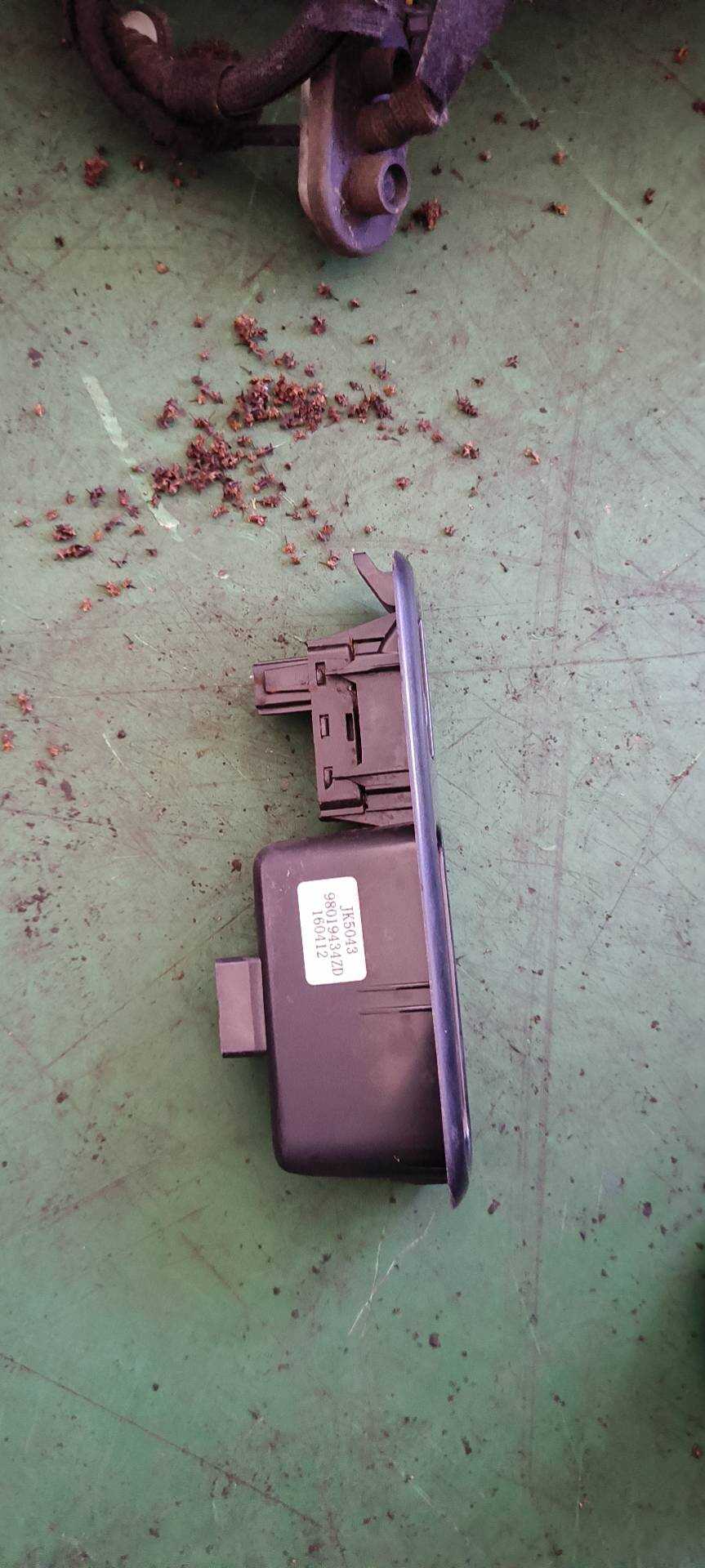 98019434ZD 后门玻璃升降开关(右)