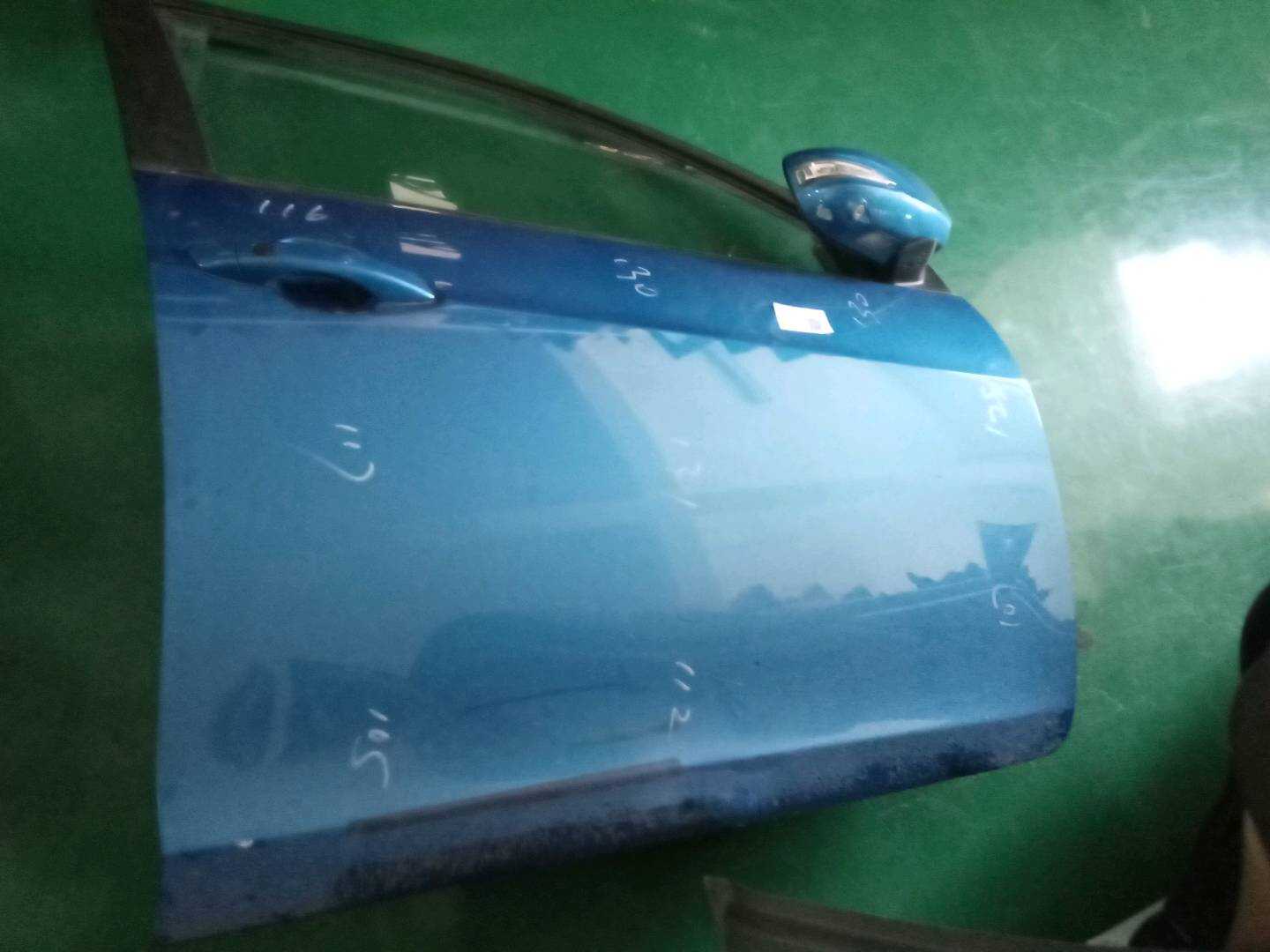 1087260000 前门壳（右）