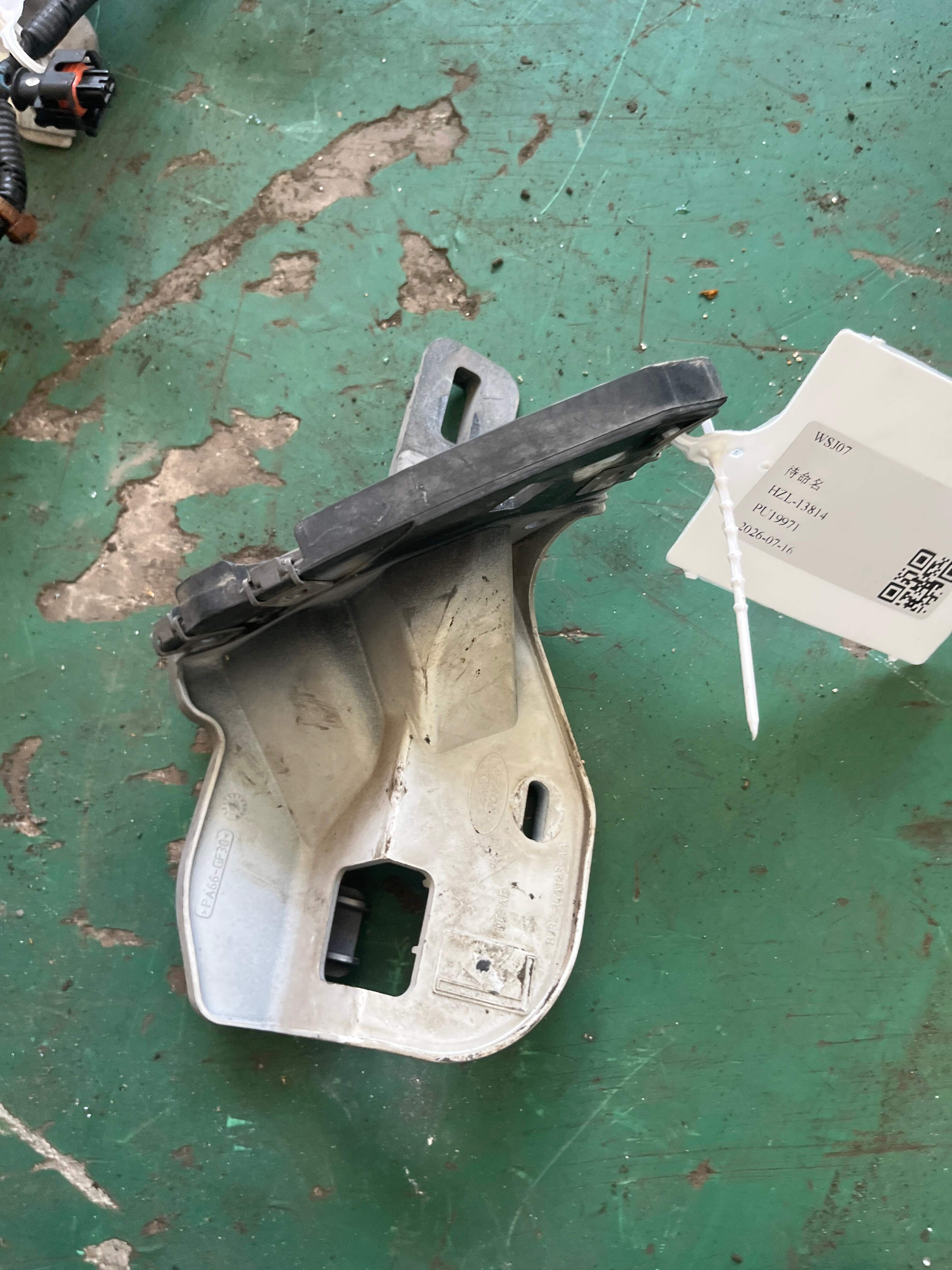 LR027592 Panel - D-Pillar Drain, Left