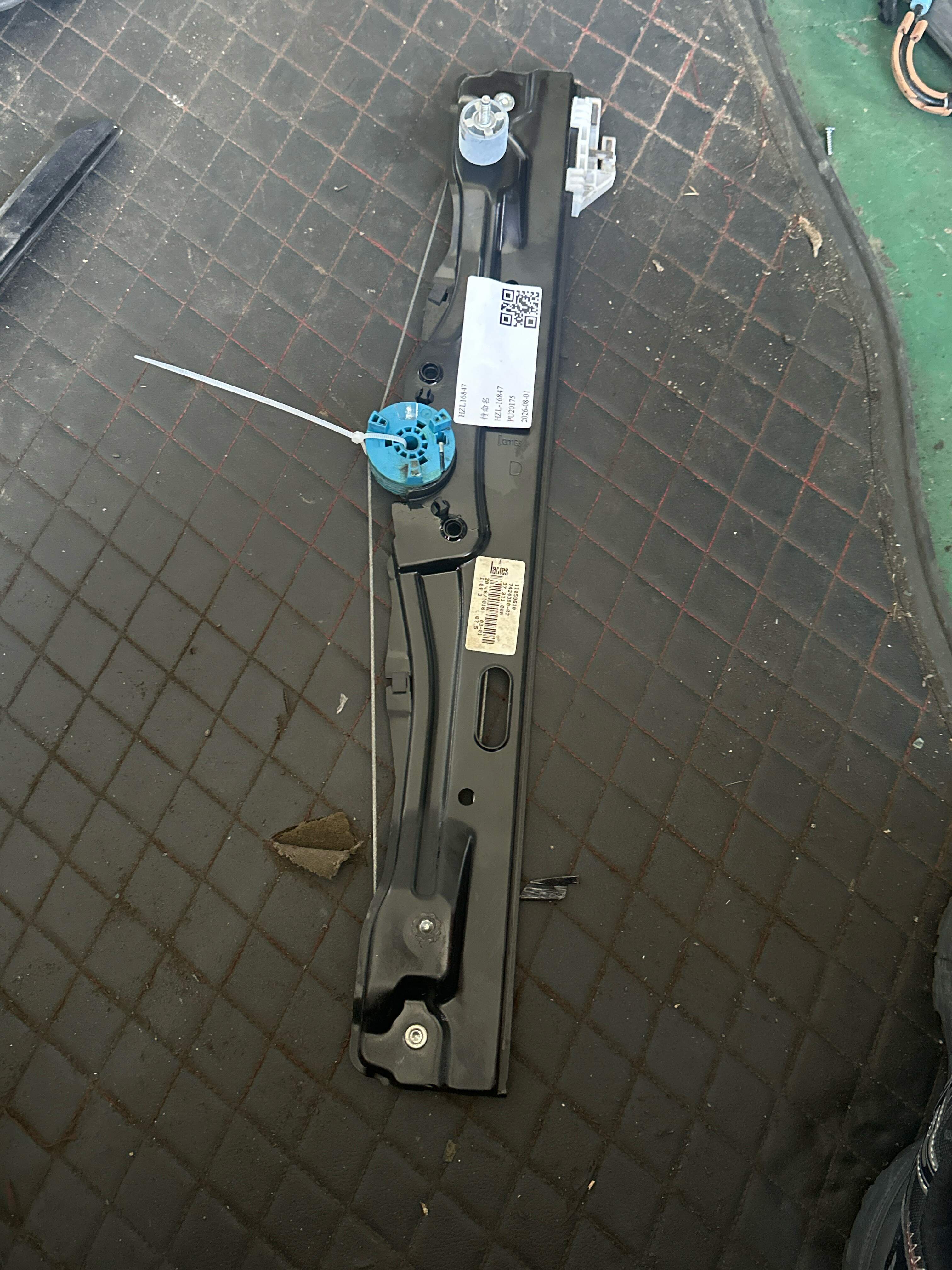 51357490202 后门玻璃升降支架(右)