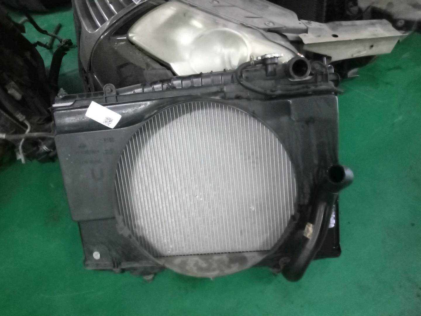 2141071A00 水箱