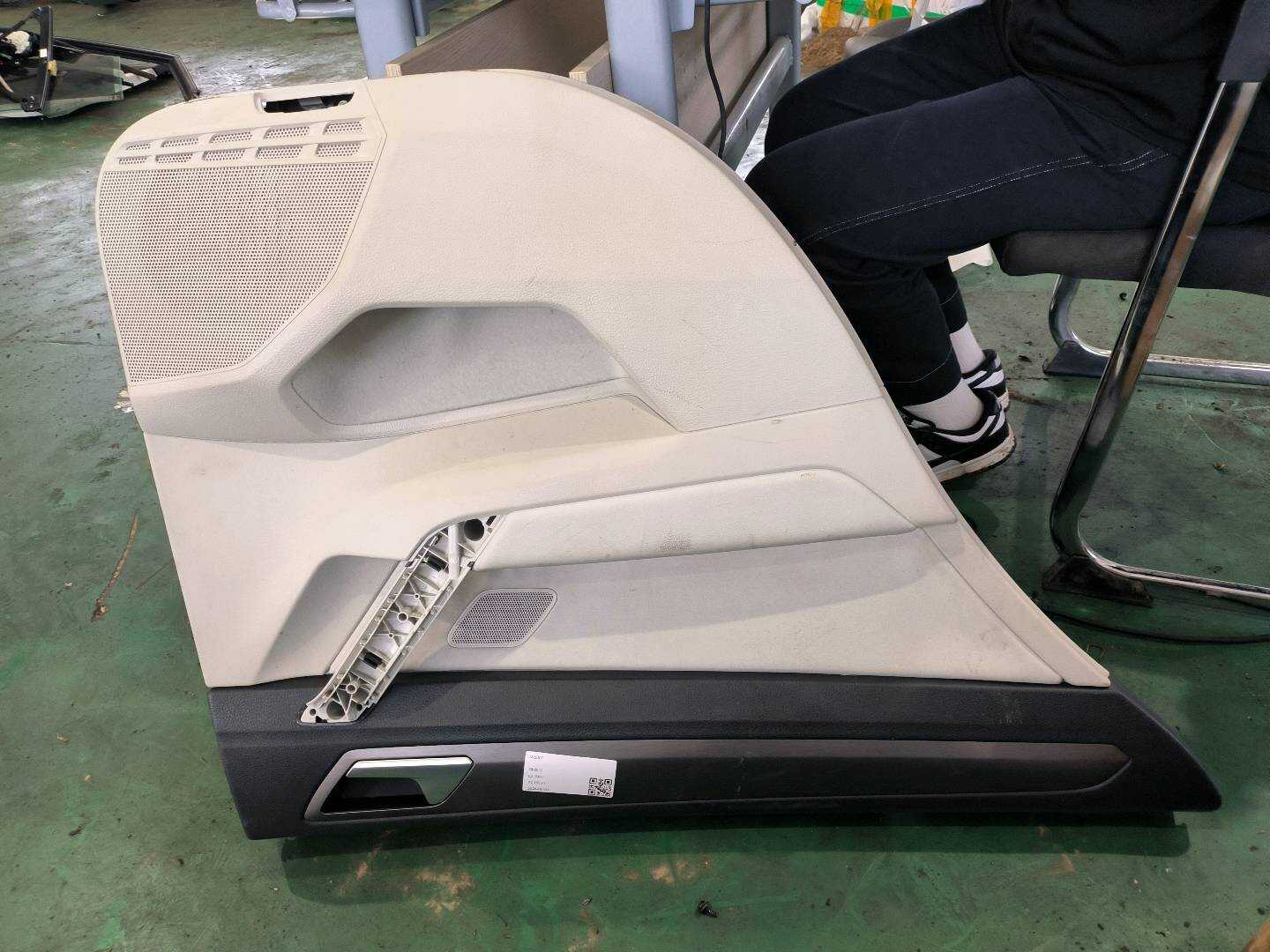51G867211F 后门内饰板(左)