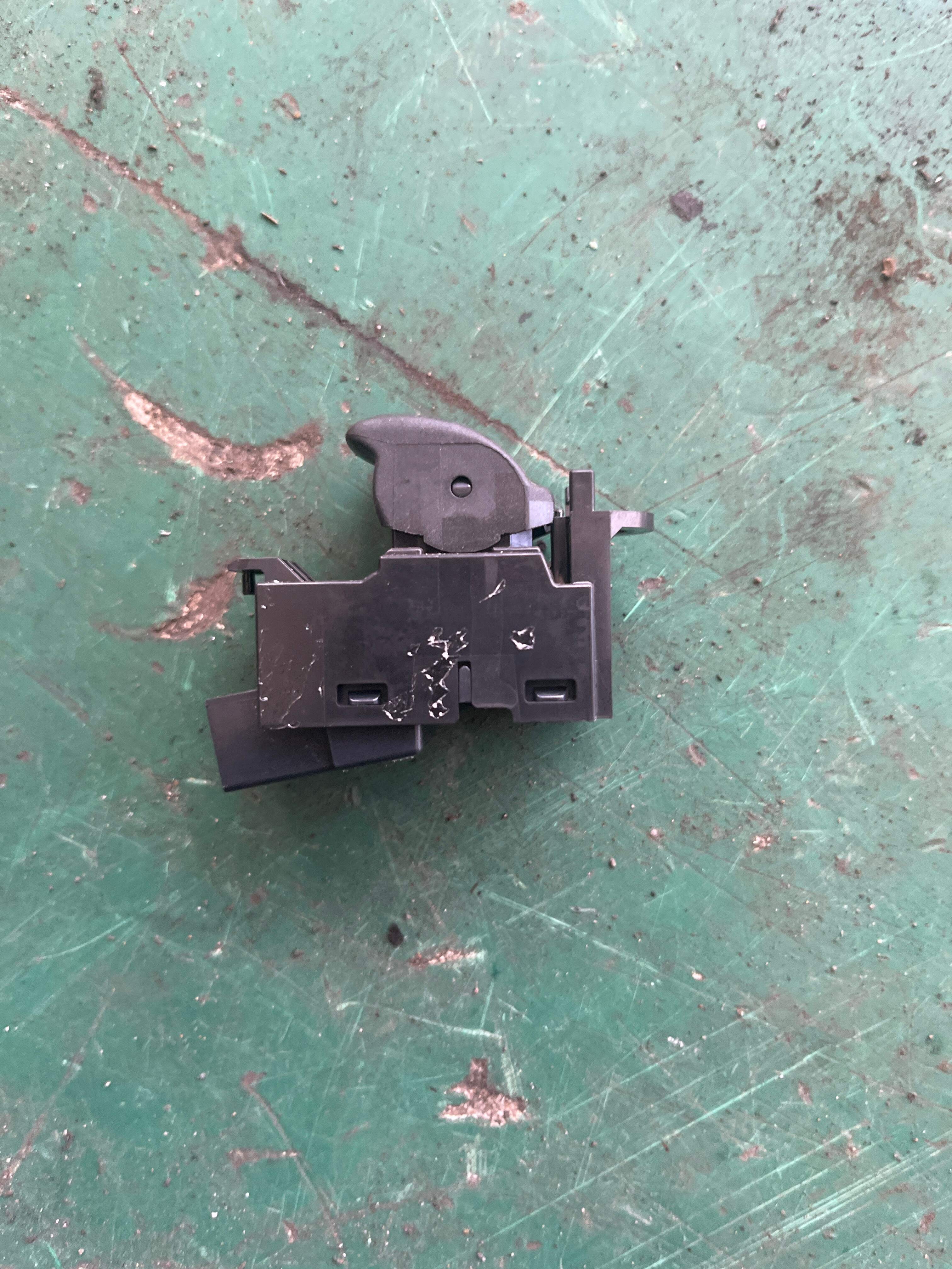 LR013904 后门玻璃升降开关（右）