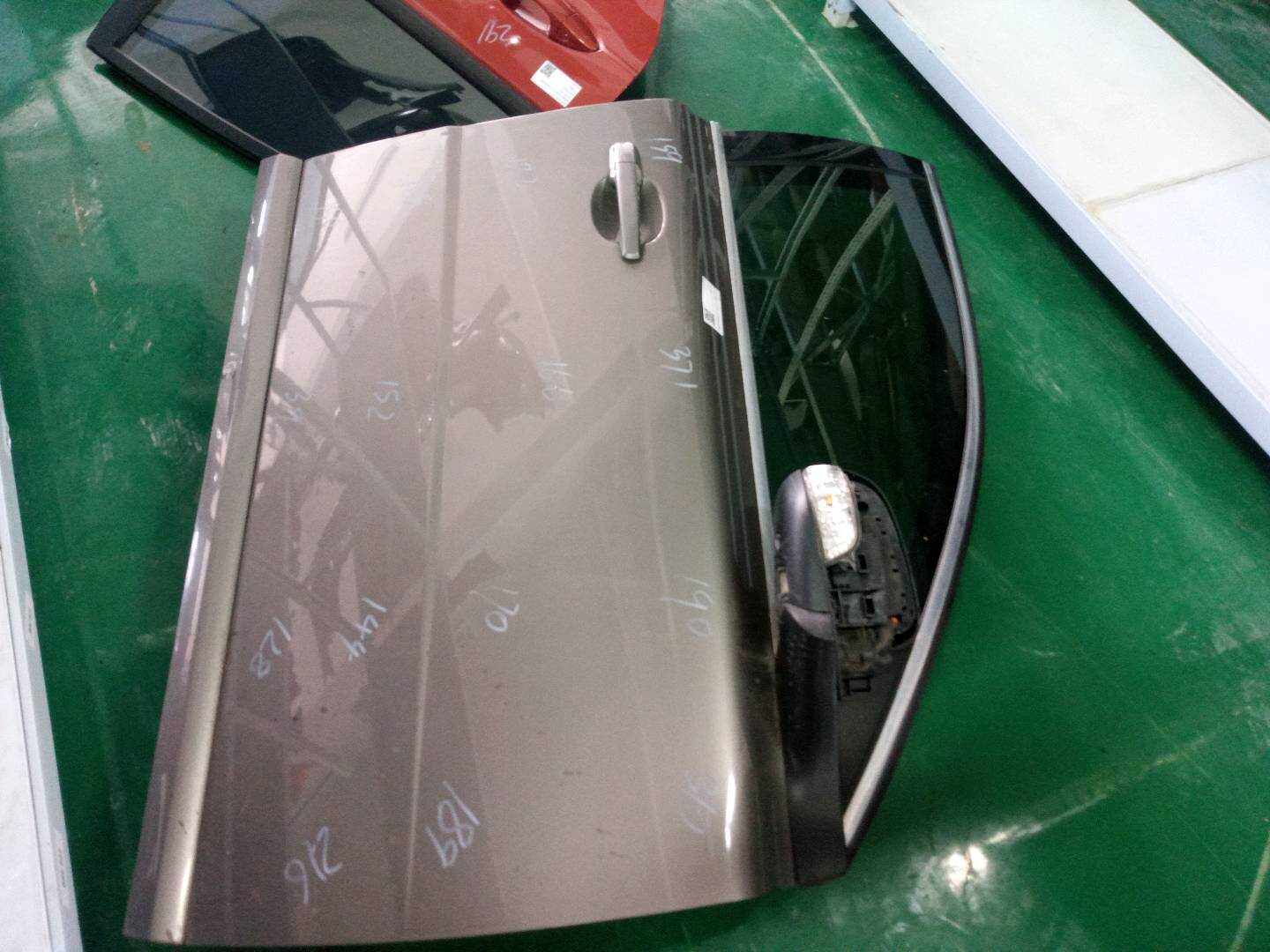 31335589 前门壳（右）