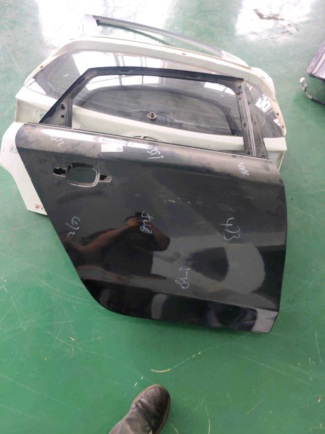 8KD833052A 后门壳(右)