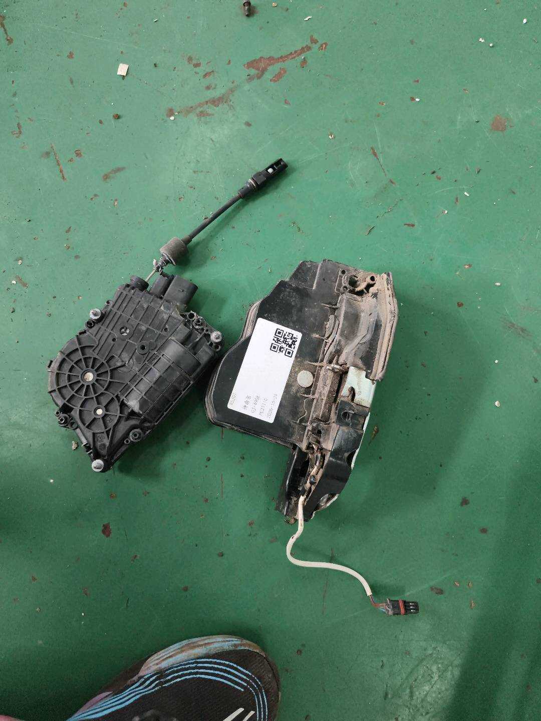 51215A36E17 Front Door Lock Mechanism, Left