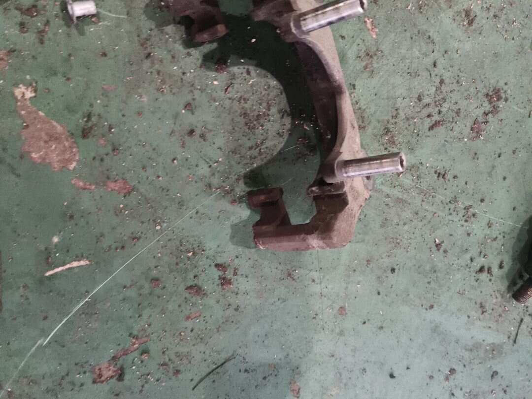 4B0615125C 前制动钳支架(右)前制动钳支架(左)