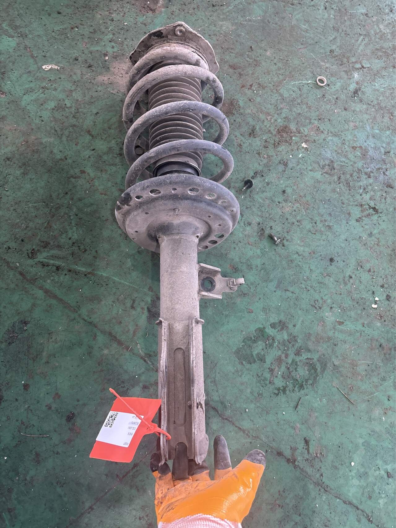 84065098 前减震器芯（左）