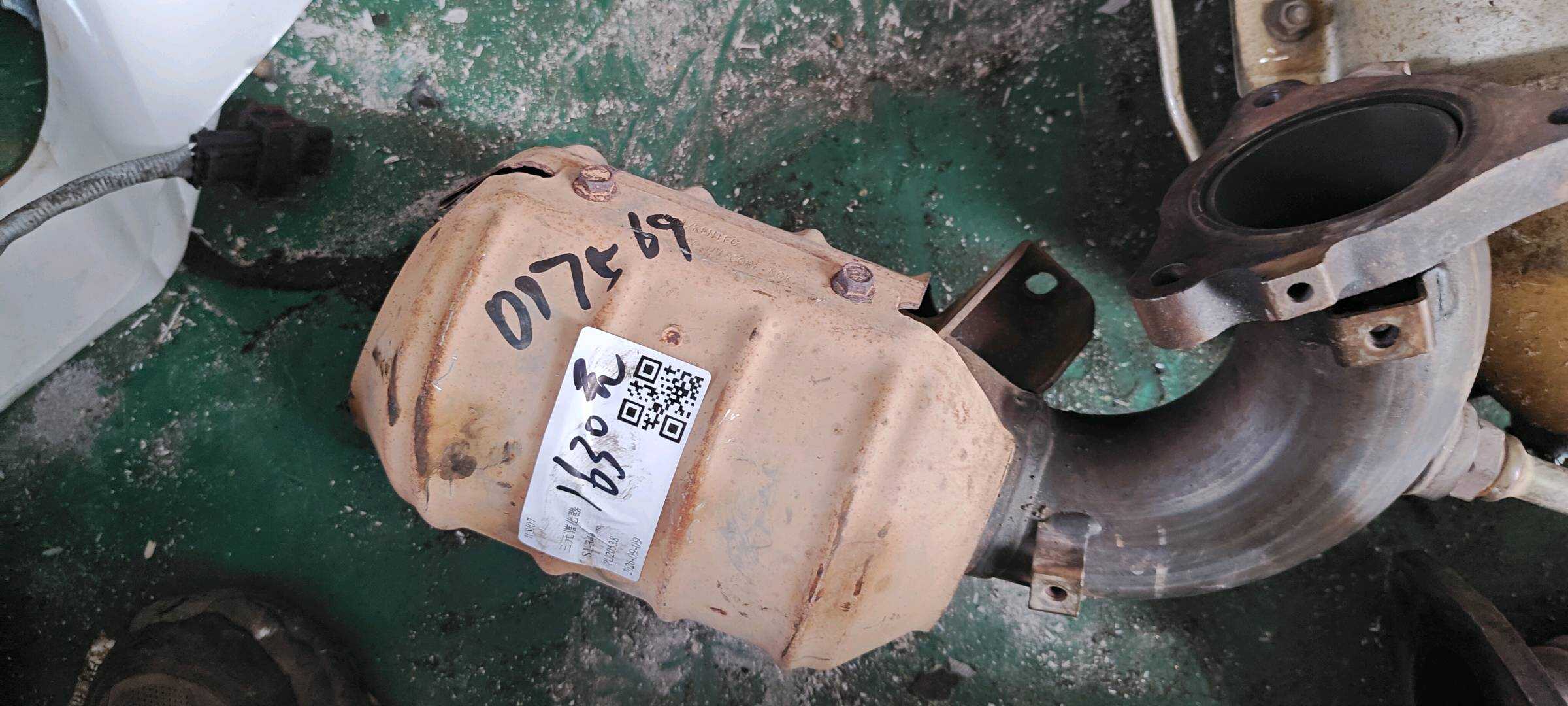 208A0NE112C2 三元催化器