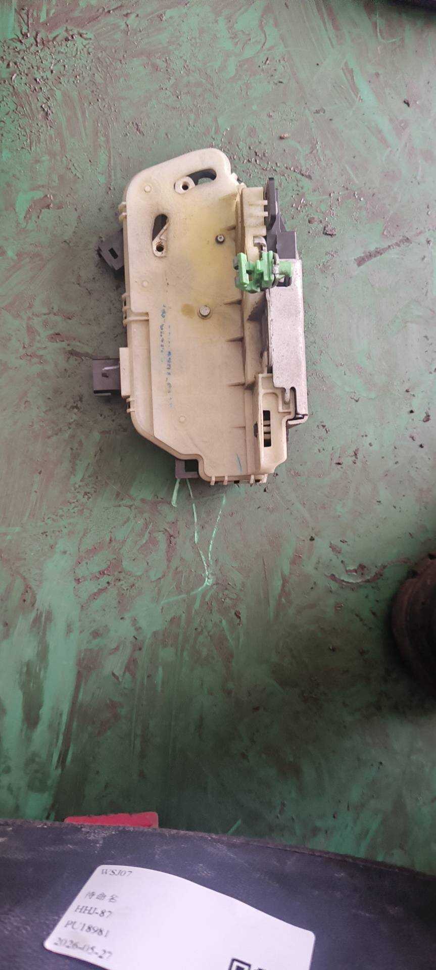 8T4Z7826412A 后门锁机构(右)