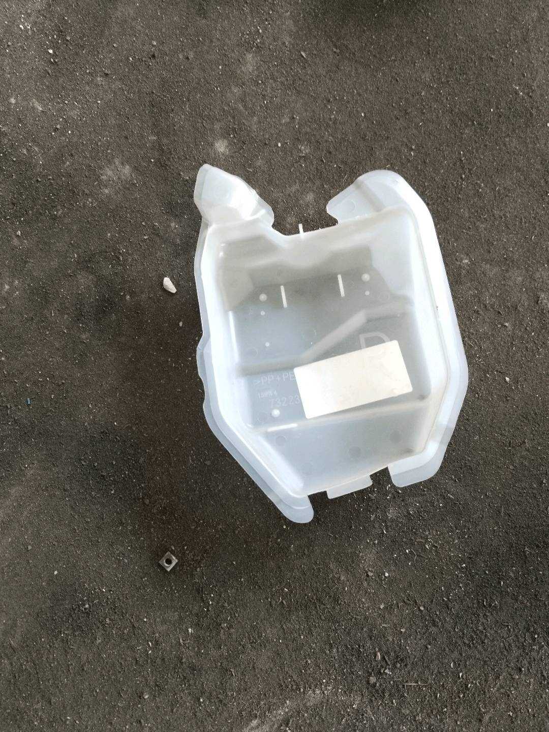 7322333030 前排右侧座椅安全带卷收器盖