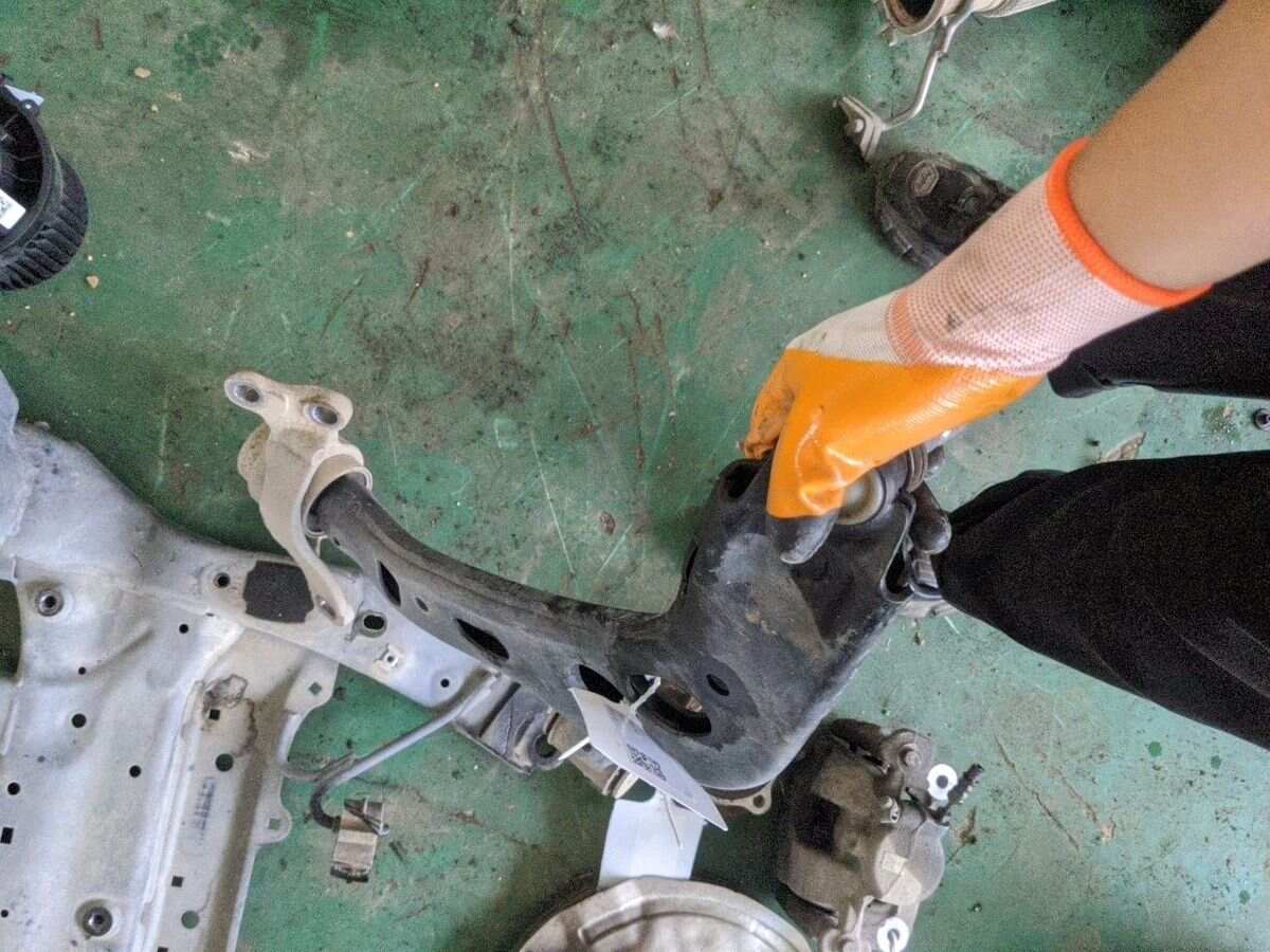 31126879844 前下摆臂（右弯）