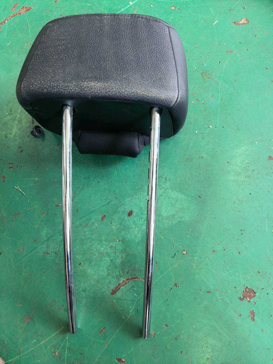 A21297012789E43 后座椅头枕(左)
