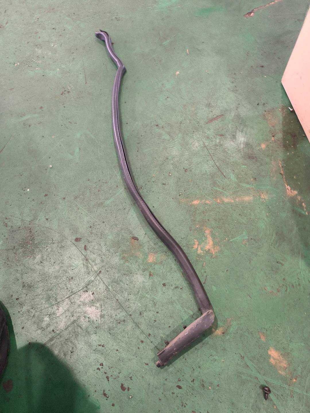 51G839433 后门密封胶条(左前)