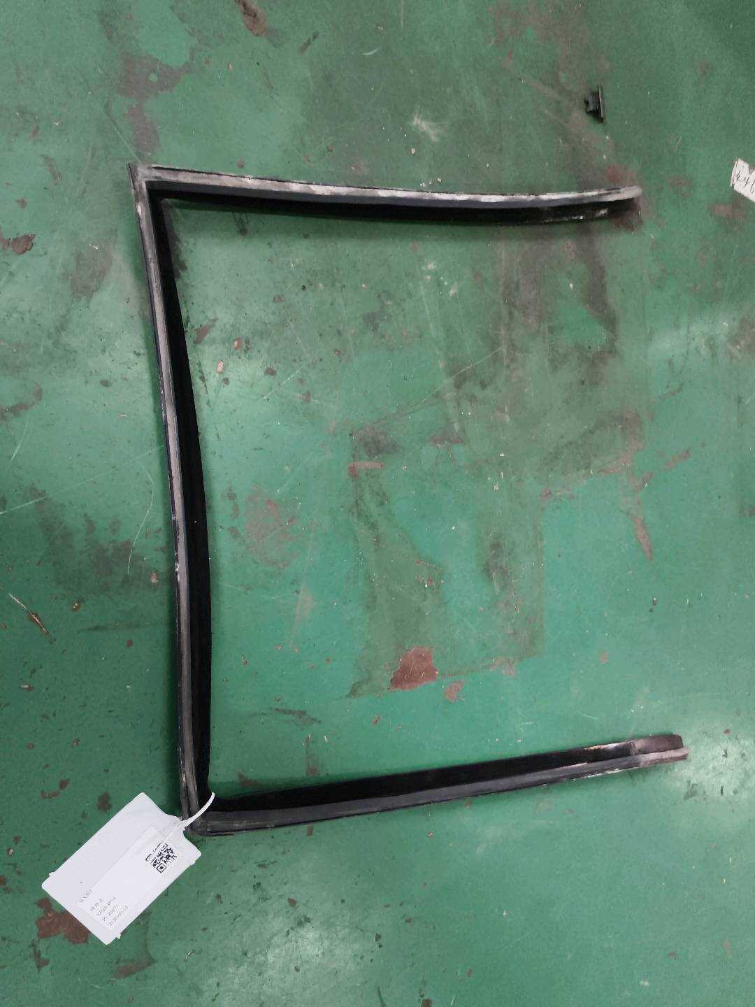51357020583 后门玻璃绒槽(左)
