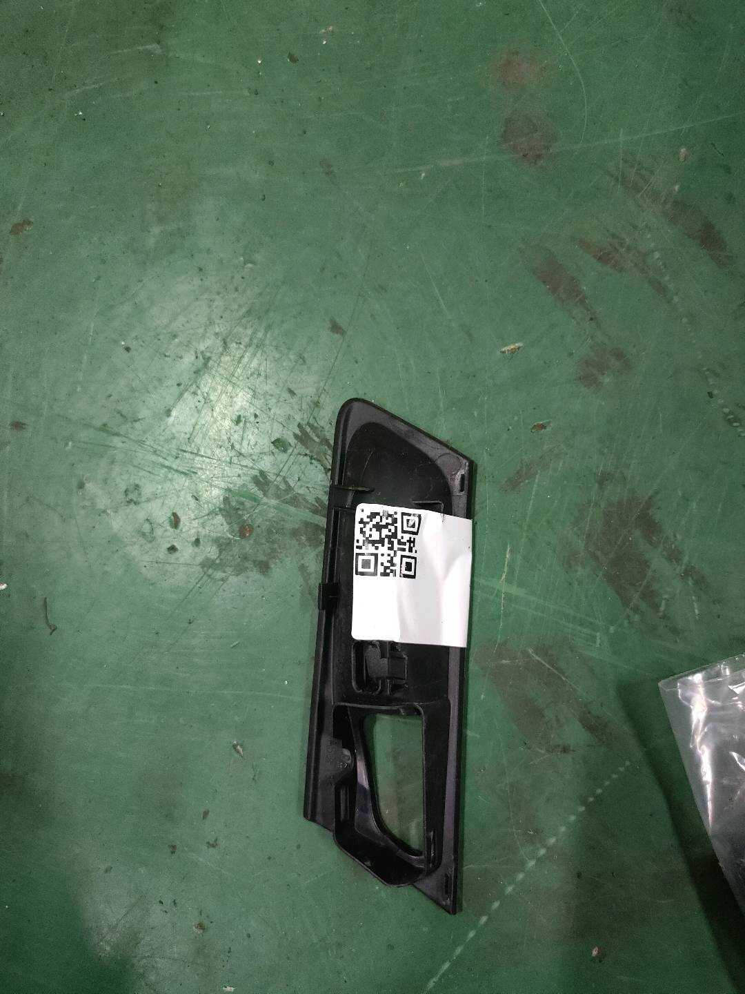 51229112432 后门内拉手框（右）