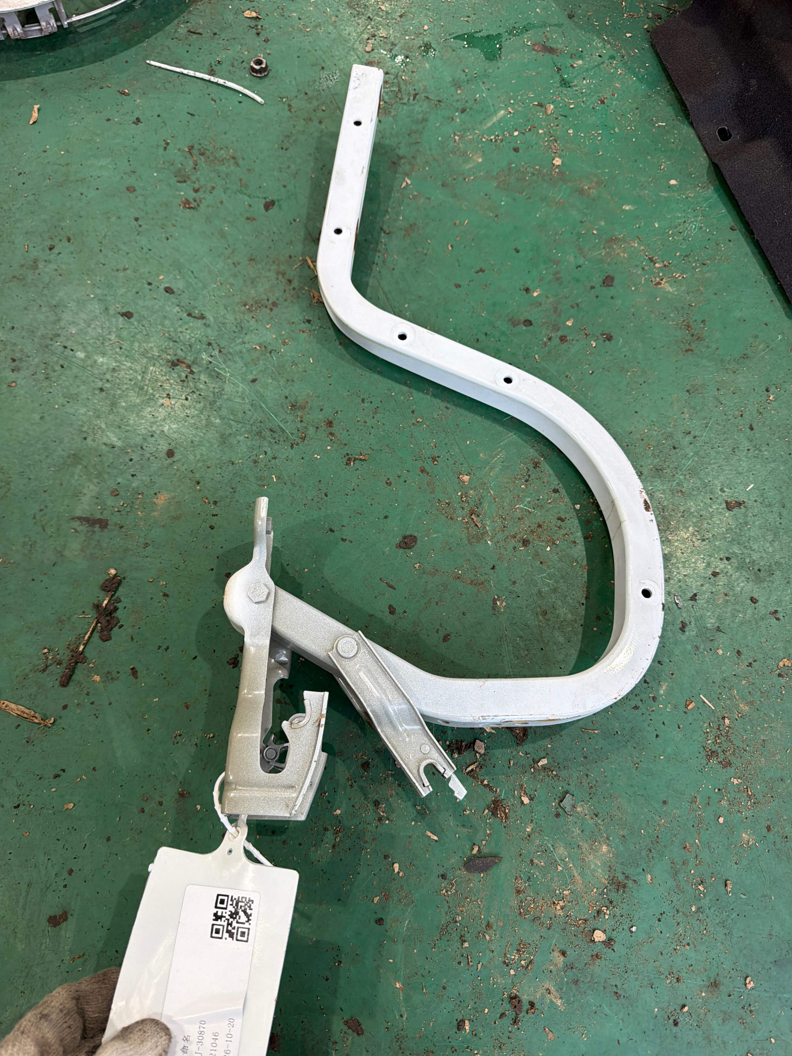 39179066 Trunk Lid Hinge, Right