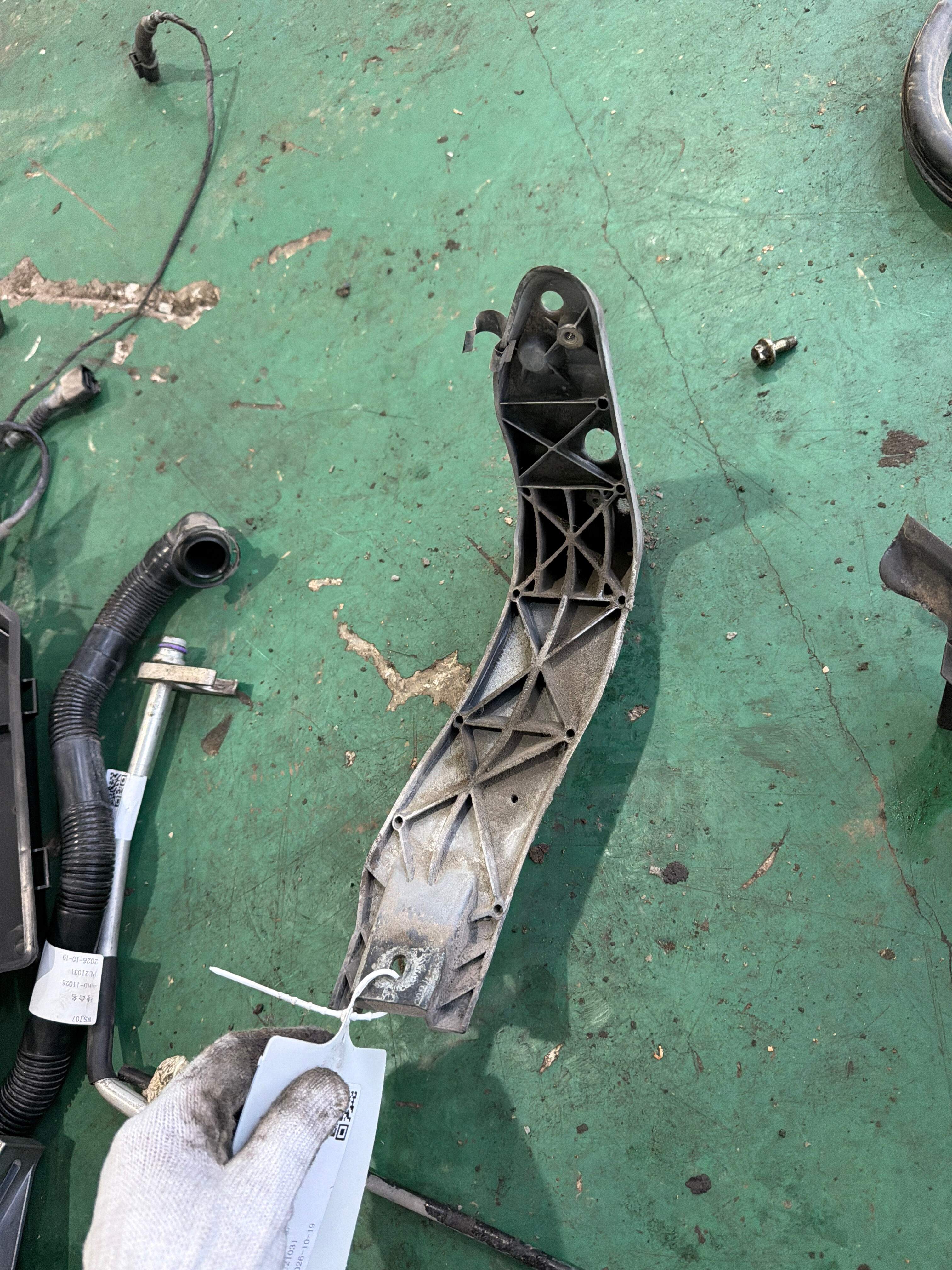 8E0821137B Front Fender Mounting Bracket, Left