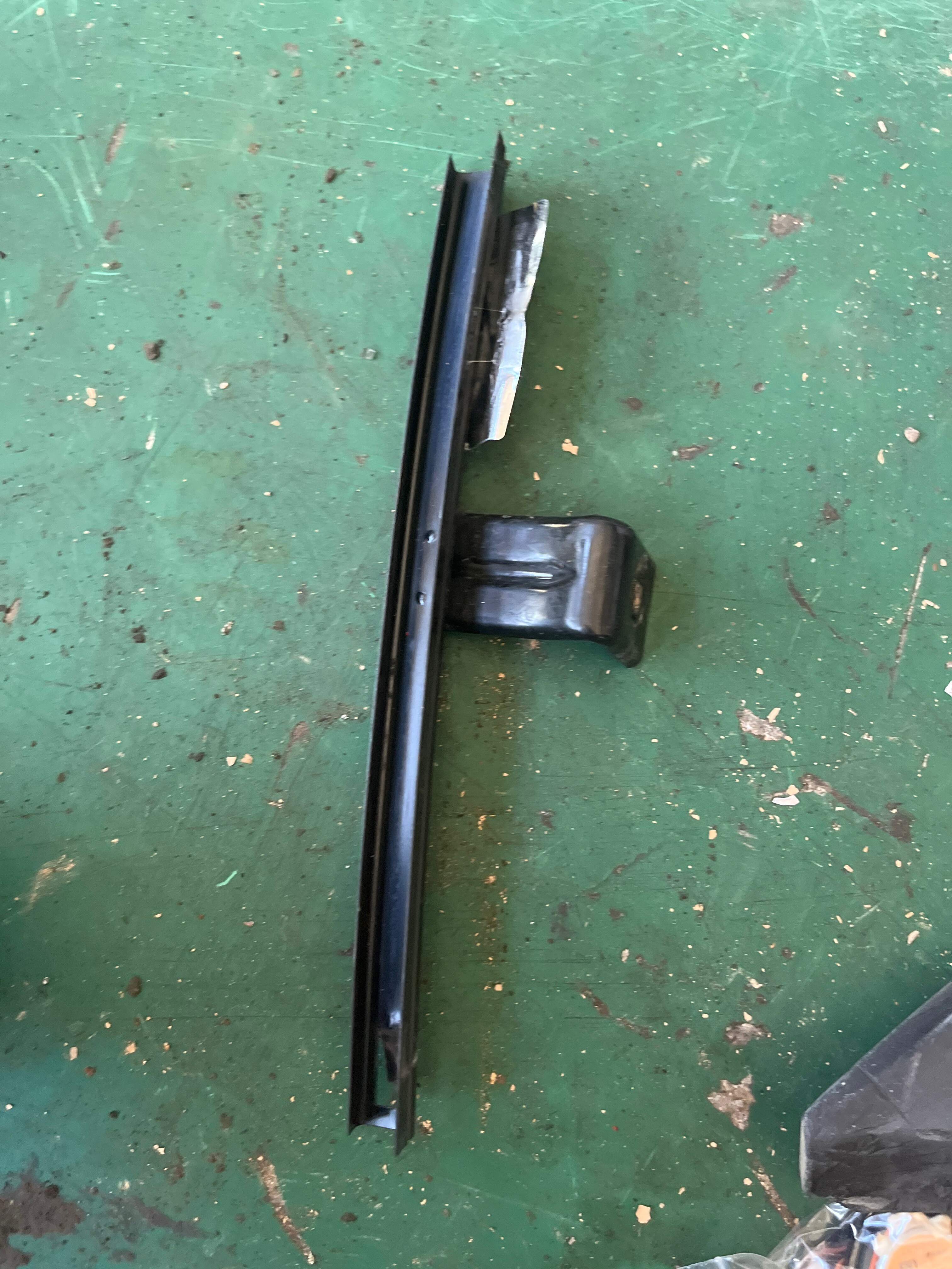 LR010317 Front Door Window Guide Rail, Right