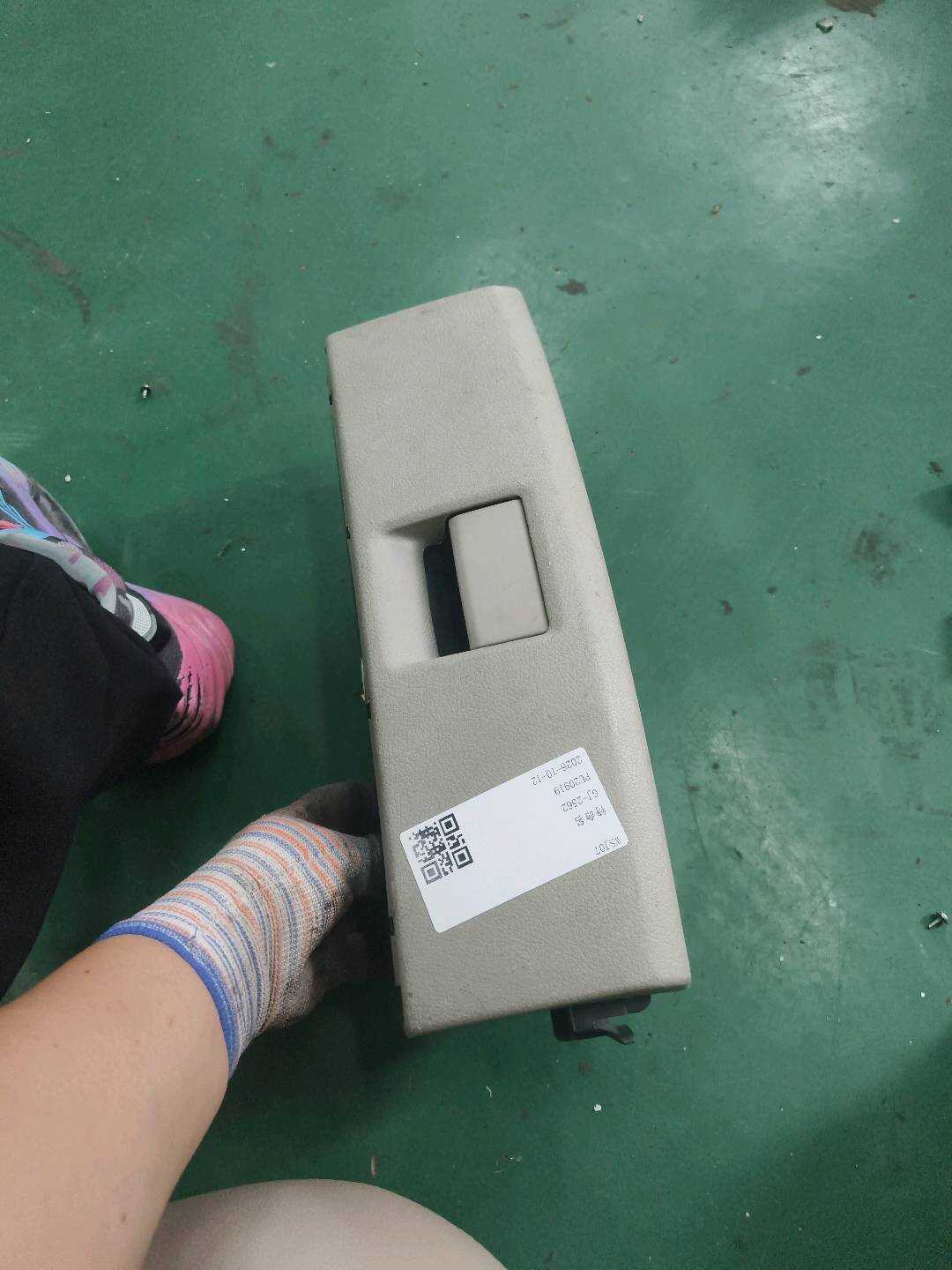 L8KD882601J50 驾驶员座椅储物箱