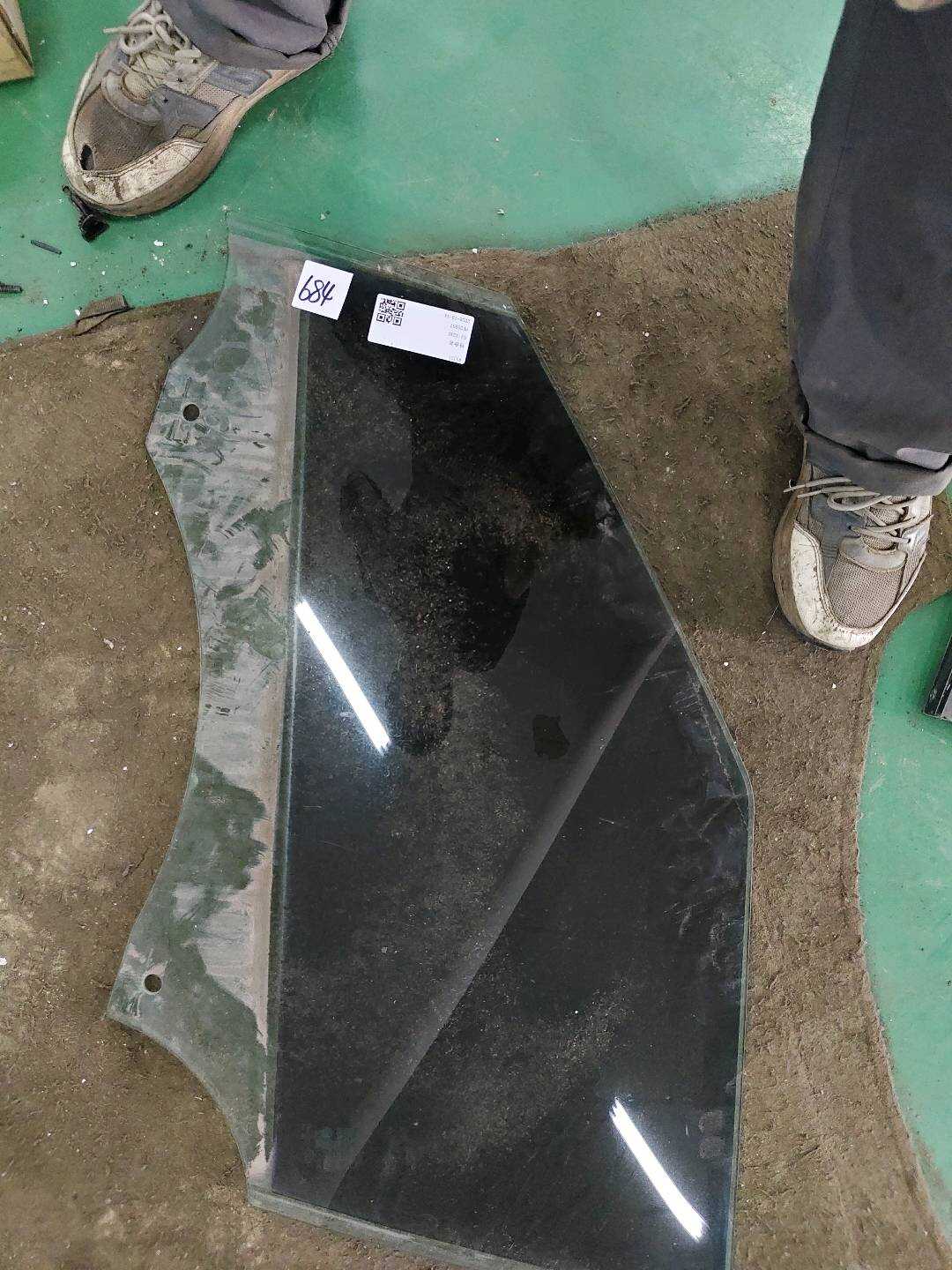 LR044526 Front Door Glass, Left
