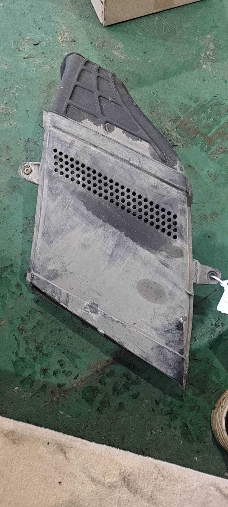 L8RD129618A 空气滤清器进气管