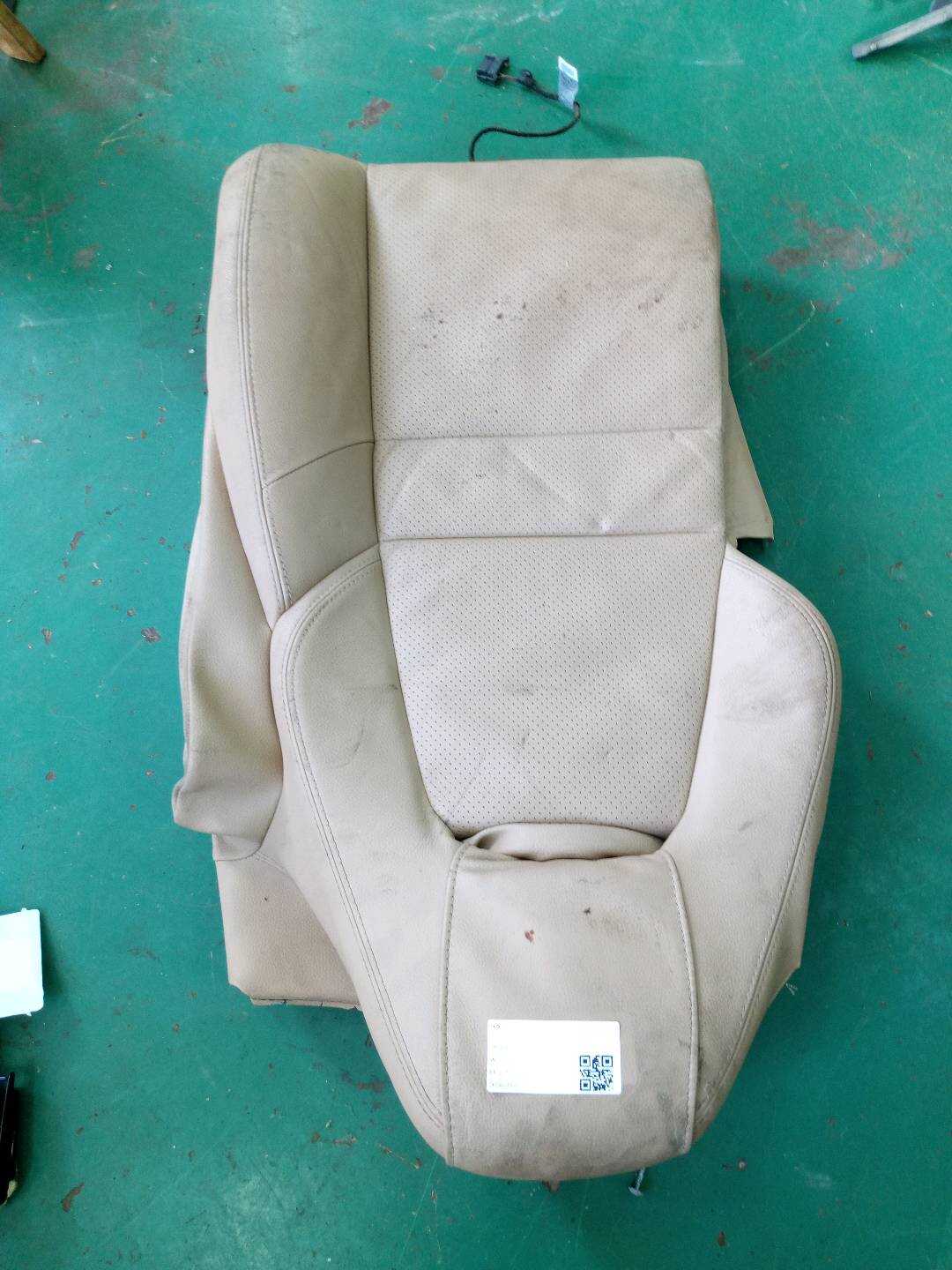 97052253206 后座椅靠背软垫(右)