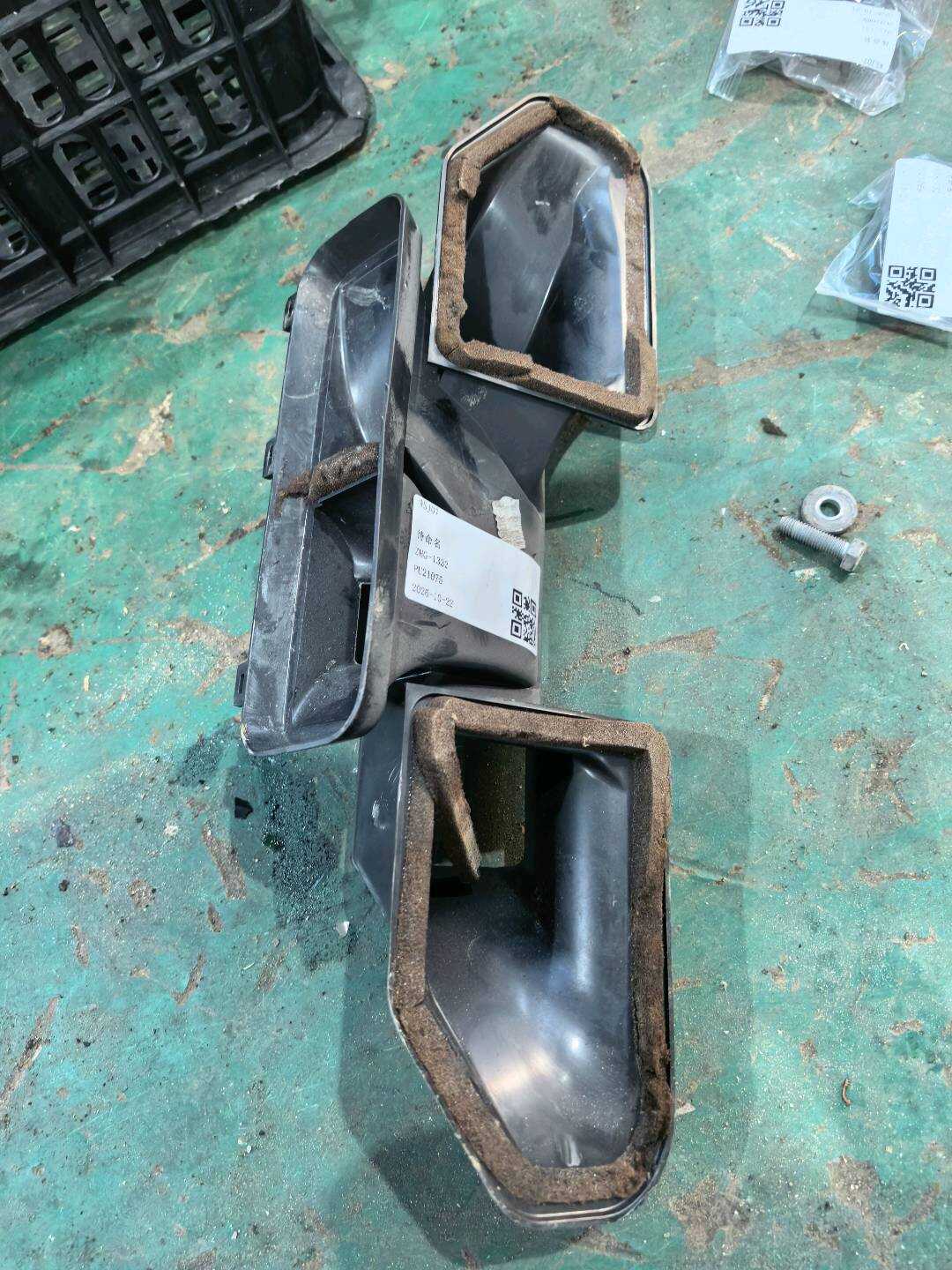 8E1819389 Dashboard A/C Duct, Center