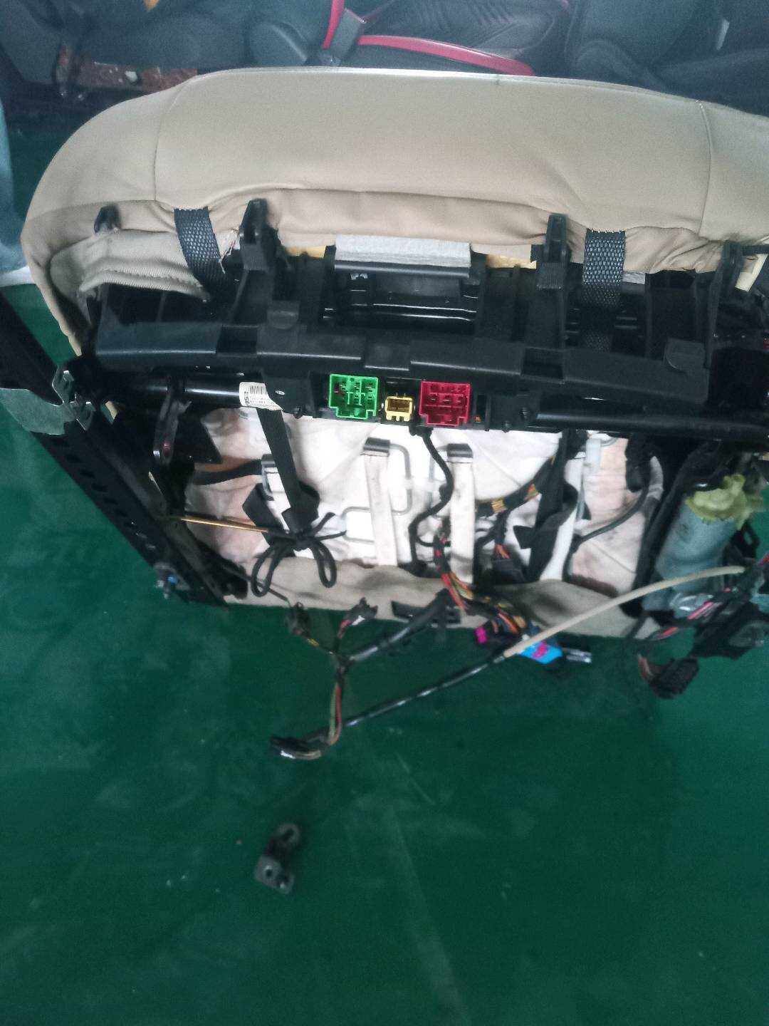 4L0881805BL53 驾驶员座椅靠背面罩