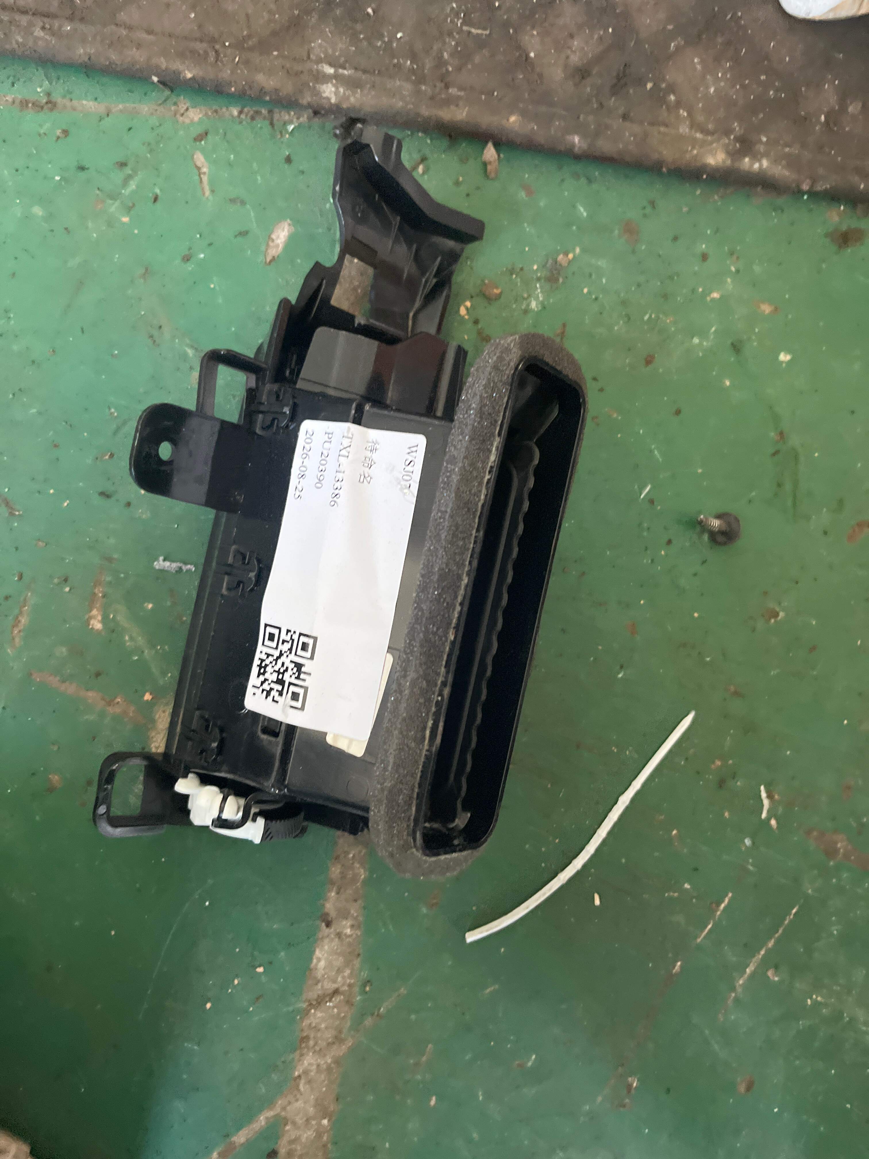 64229483382 Dashboard Vent, Left
