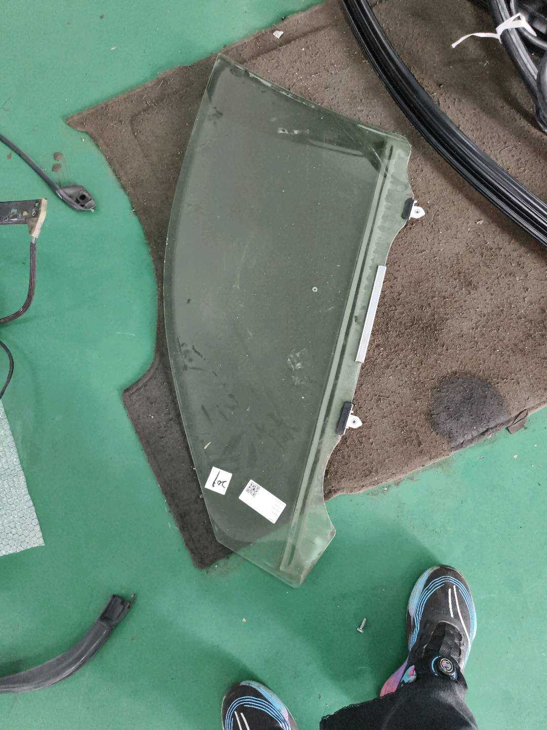 6810176010 前门玻璃(右)