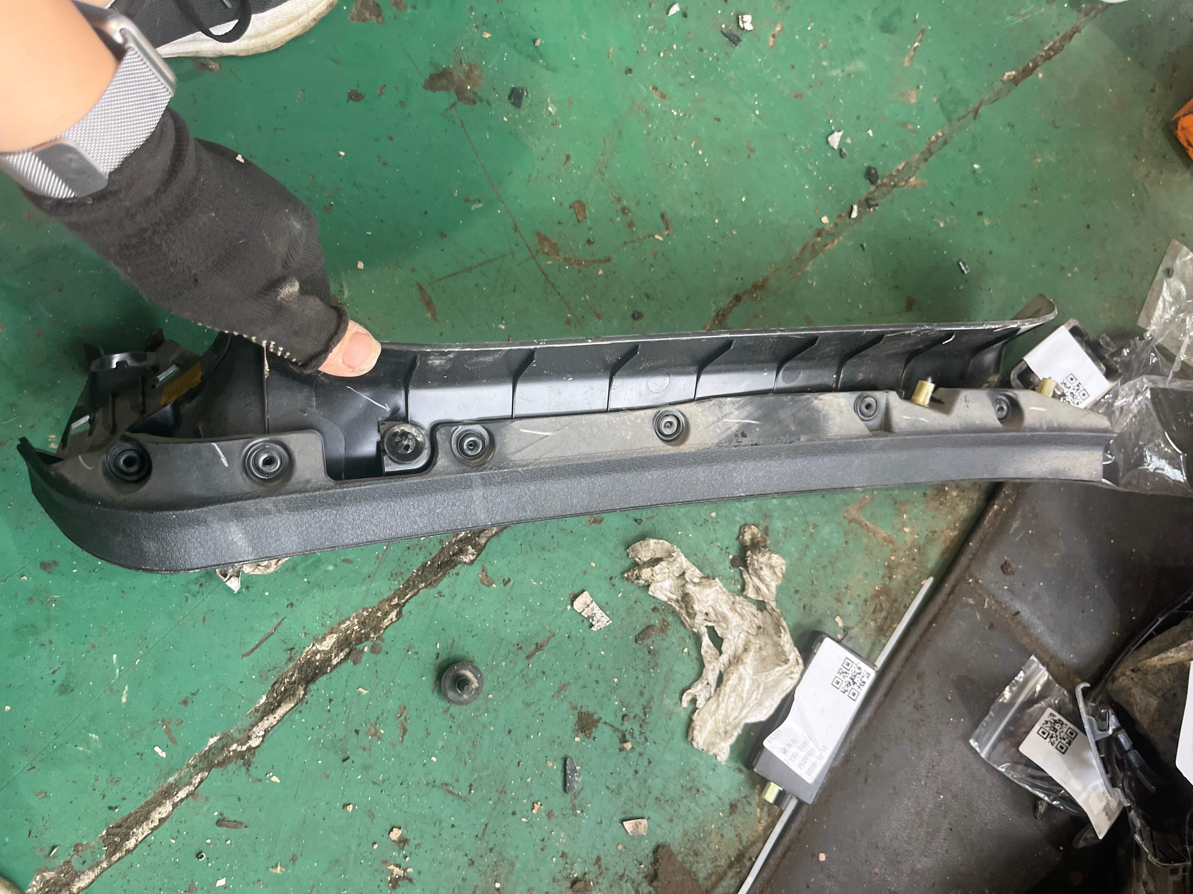 51497369511 尾盖内饰板(左上)