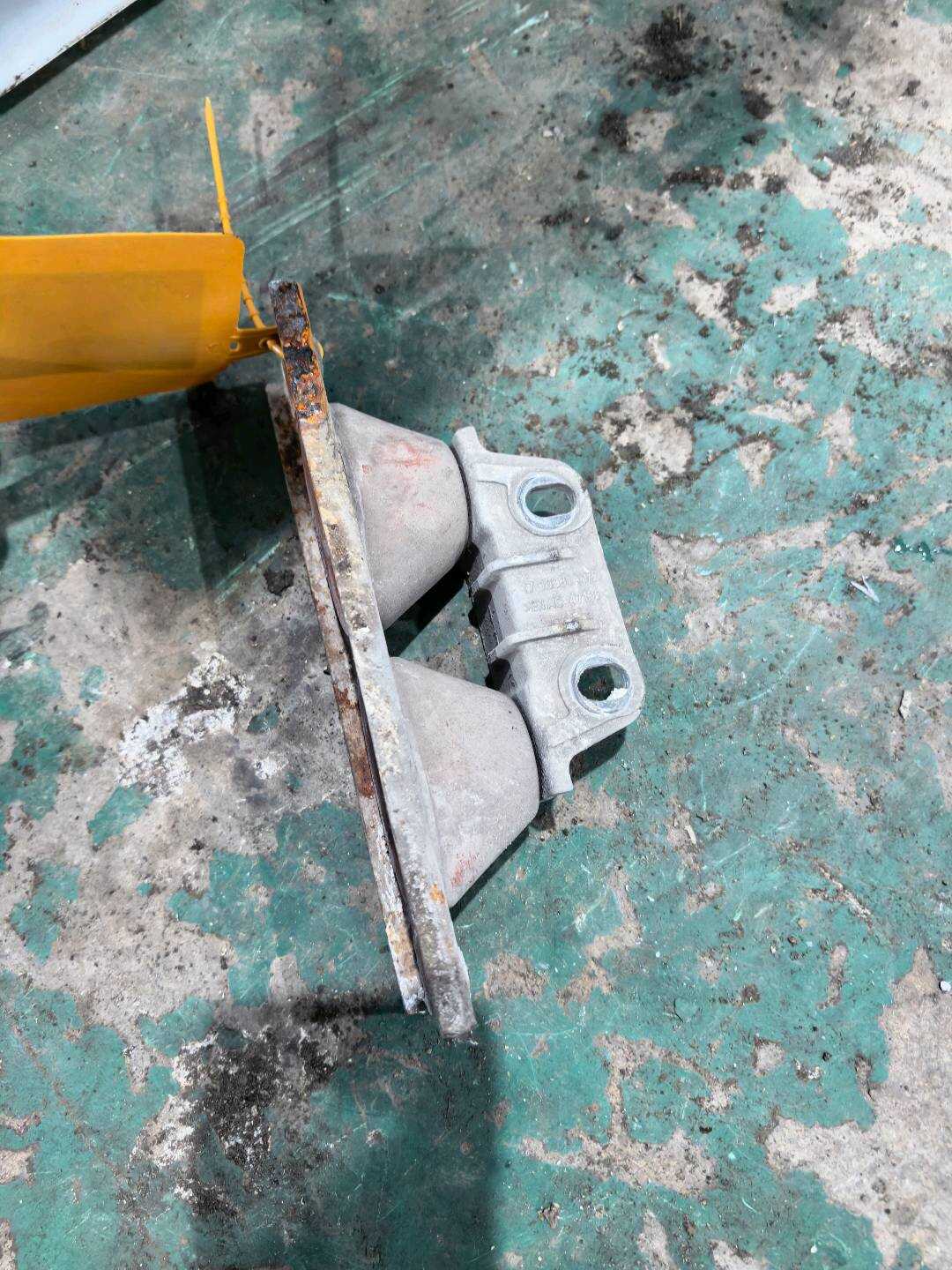 L4F0253099D Exhaust Pipe Bracket, Front