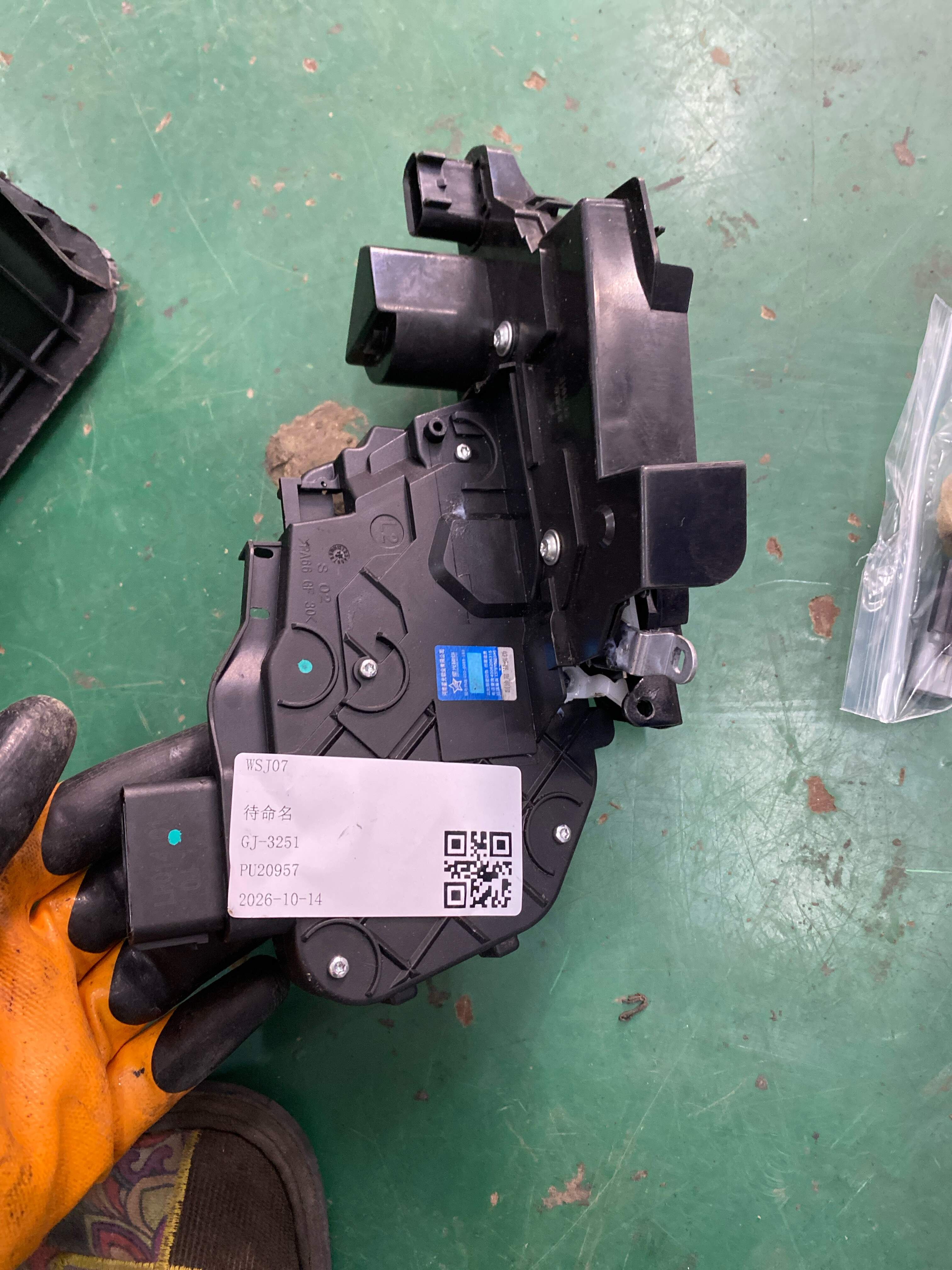 LR014101 Front Door Lock Mechanism, Left