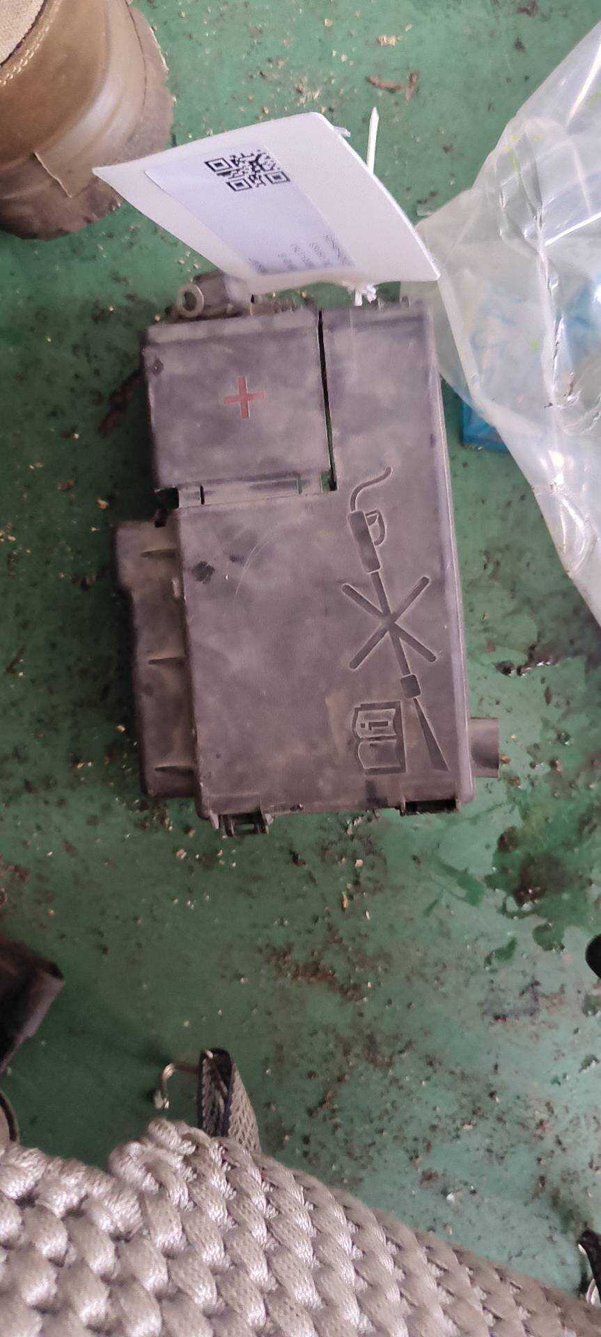 84544472 Battery Fuse Box Cover