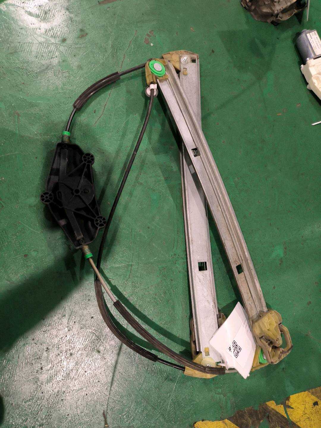 L8R0837462F 前门玻璃升降支架(右)