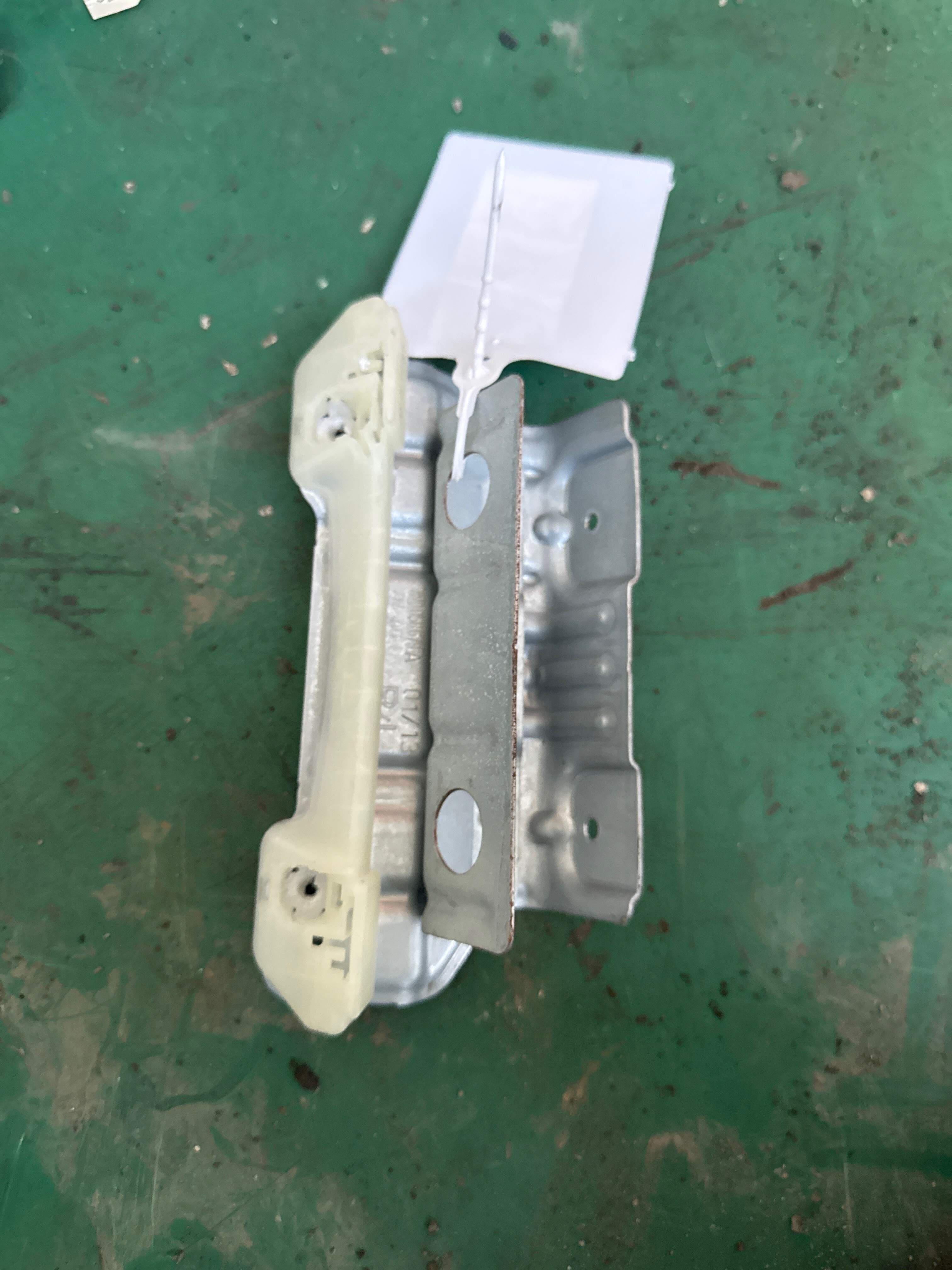 7N0858679A 第三排座椅 左侧拉手支架