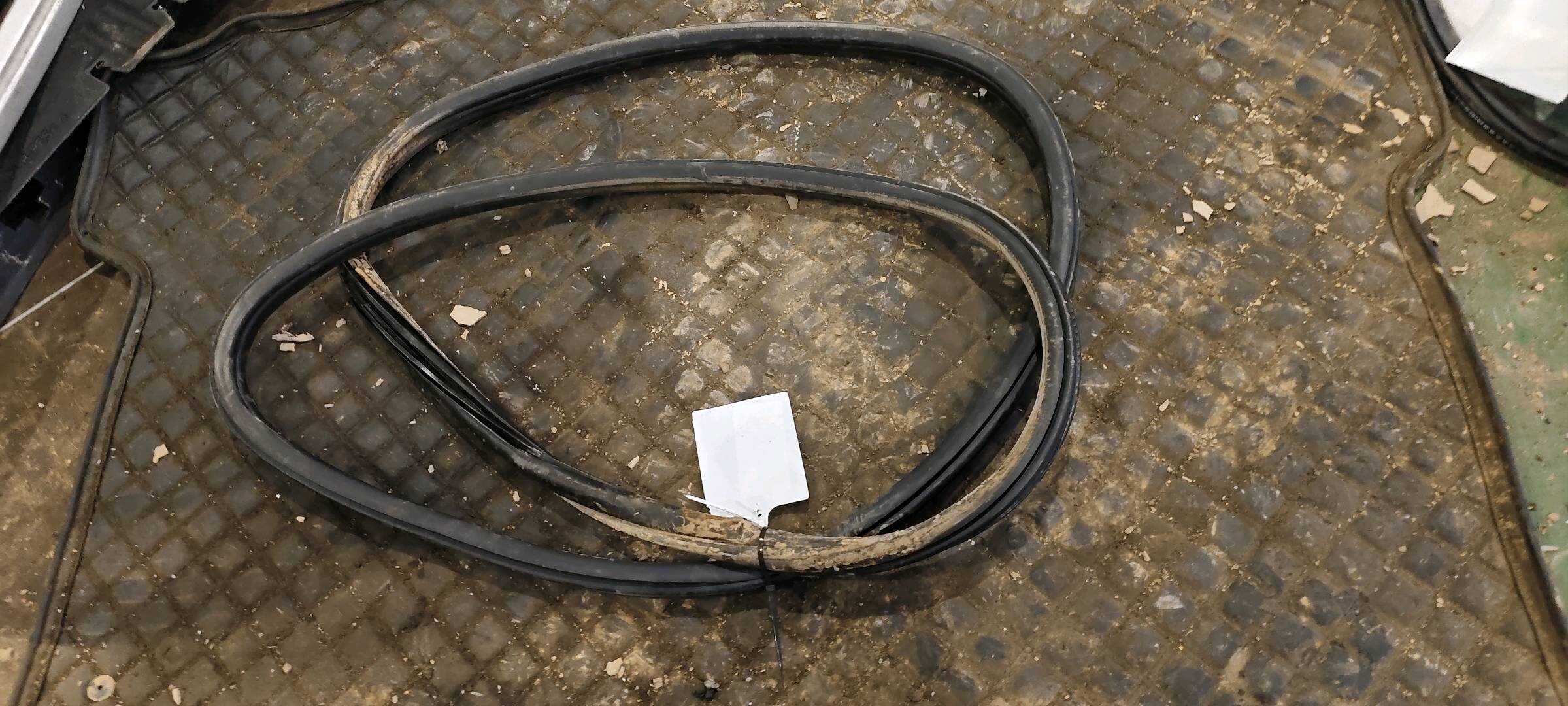 51337380931 前门车门密封胶条(右)