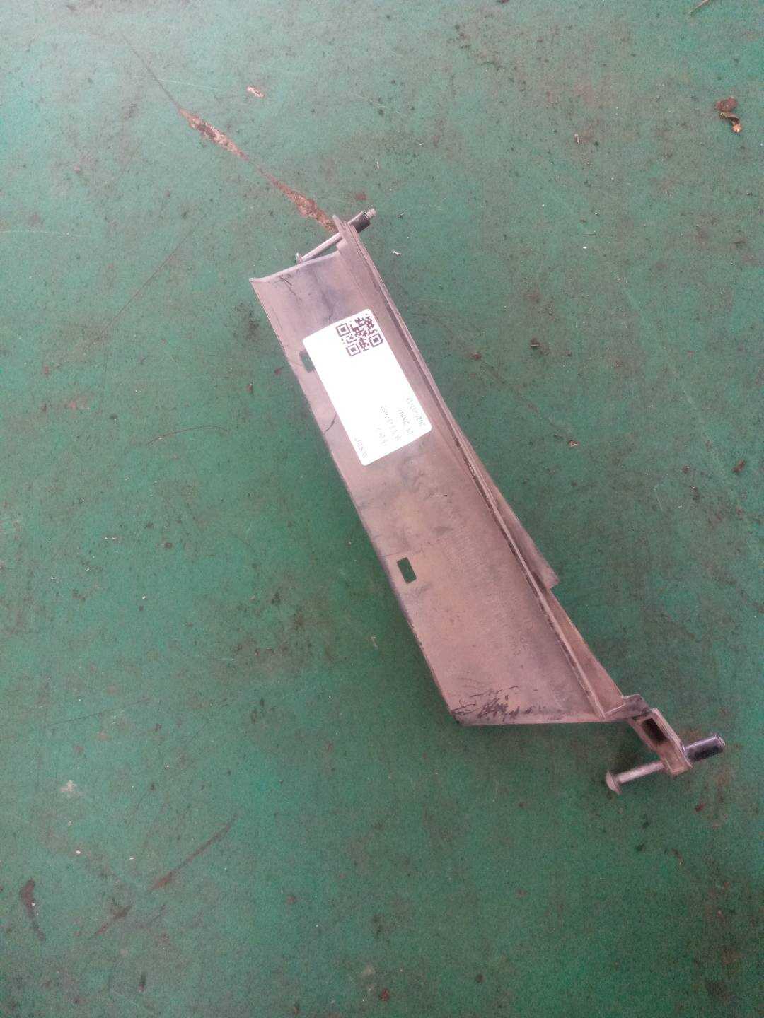L8WD129617 Hood Air Inlet