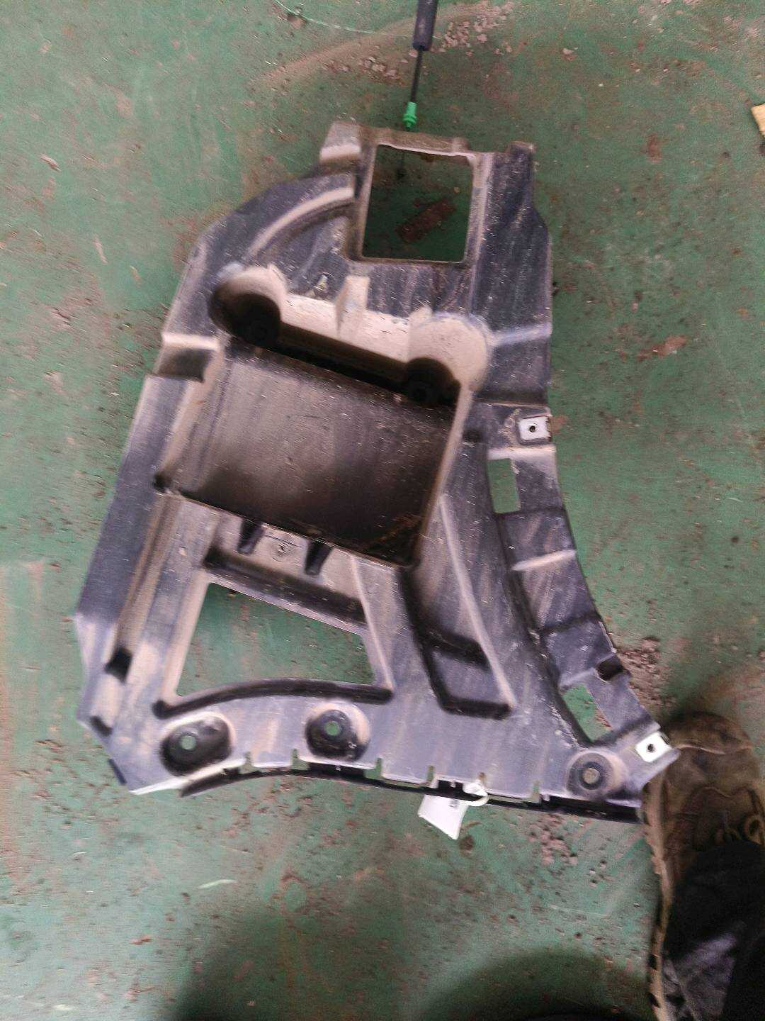 51127210078 Rear Bumper Bracket, Right
