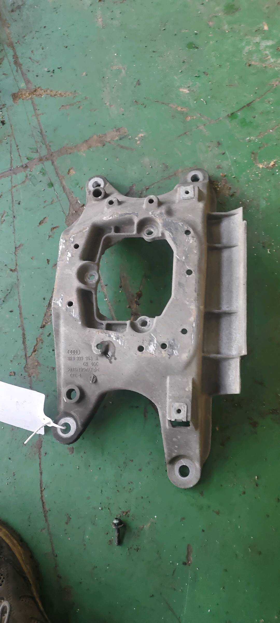 L8KD399263A 变速器托梁