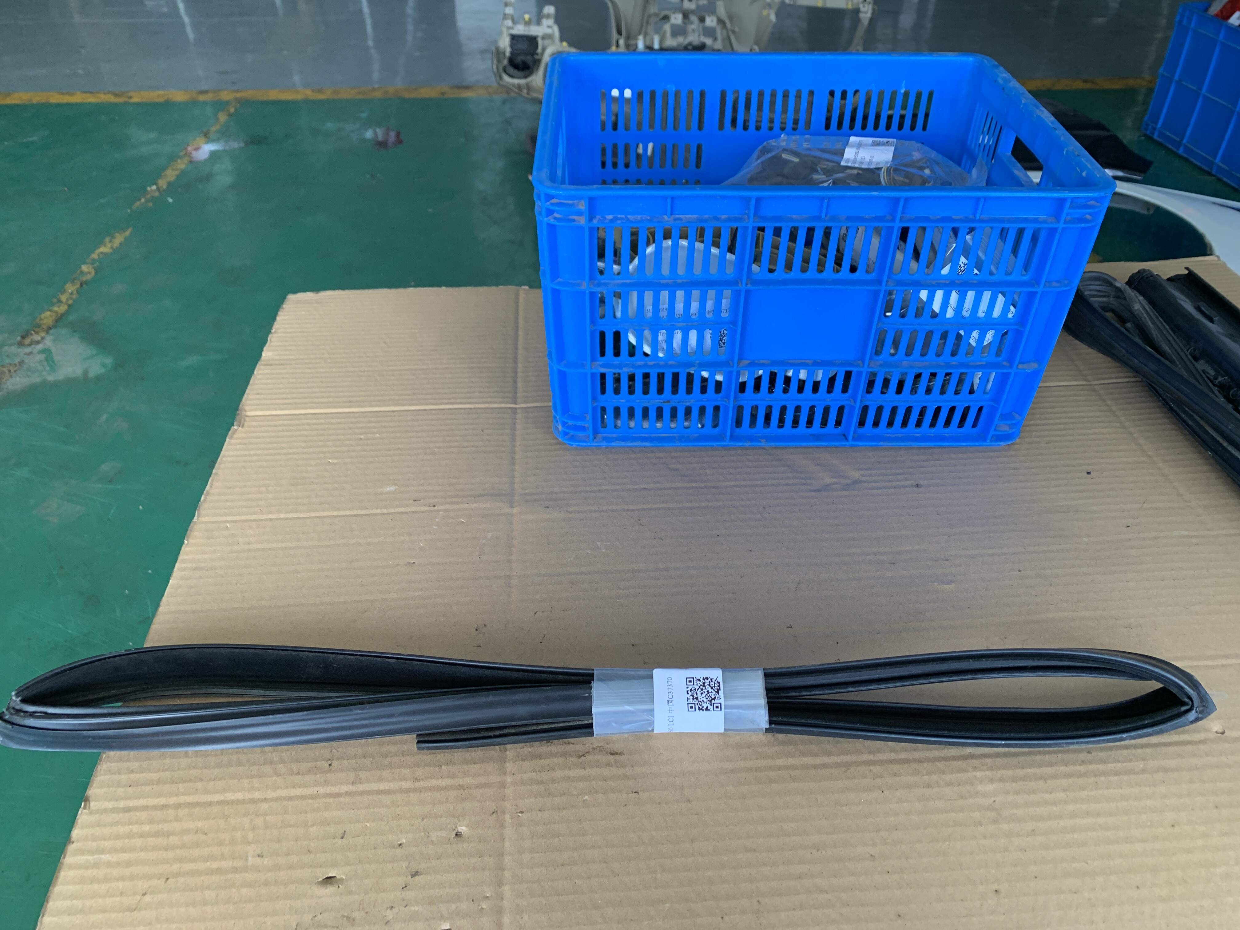 51357176937 后门玻璃绒槽(左)